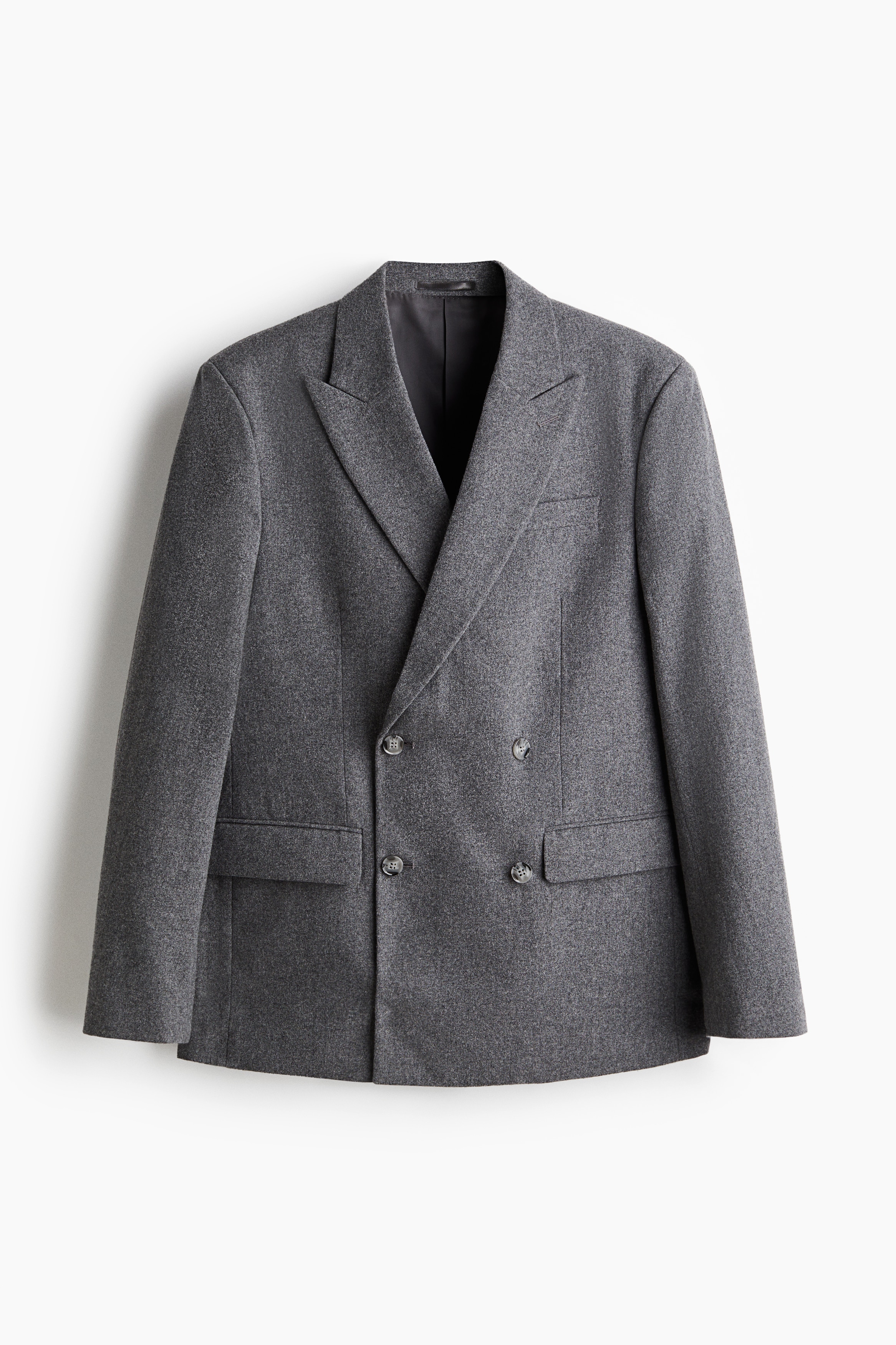 부드러운 울 혼방 소재의 더블 브레스티드 재킷. 버튼홀 디테일이 있는 피크트 라펠. 가슴 웰트포켓. 앞면 하단 플랩포켓. 내부 포켓 2개. 소맷단 버튼 장식. 뒷트임. 캐주얼하지만 오버사이즈보다 피트되는 릴랙스핏 실루엣. 안감 부착. 이미지