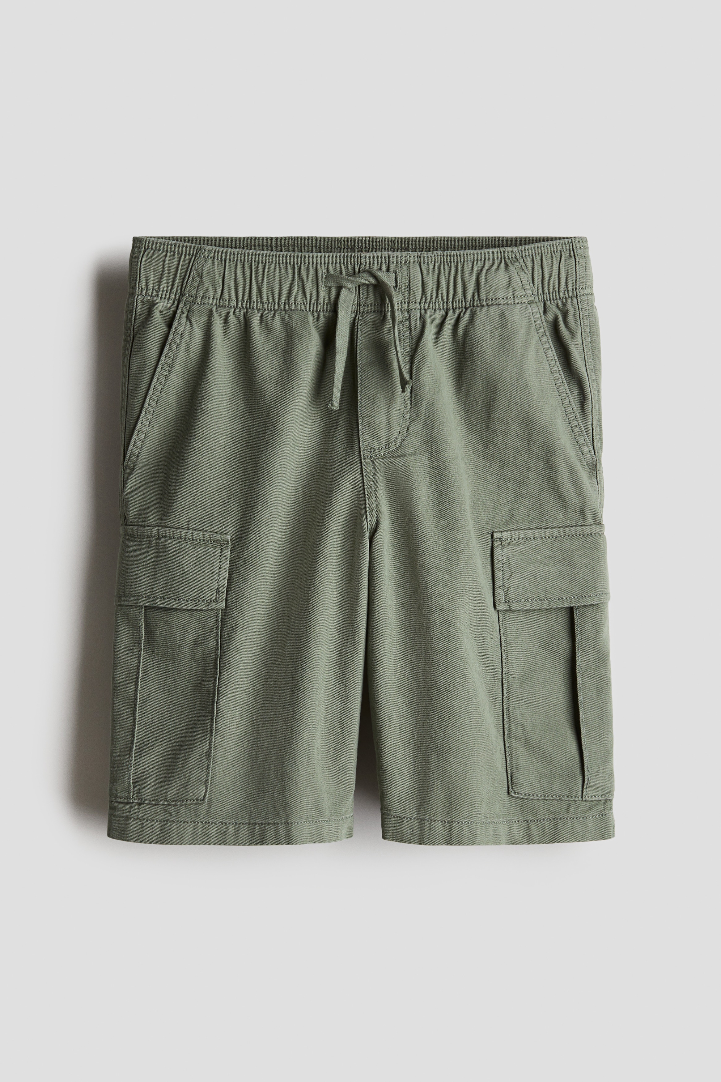 부드러운 코튼 트윌 5부 반바지. 다리 플랩 포켓. 드로스트링이 있는 신축성 허릿단. 페이크 플라이. 사선 방향의 옆면 포켓. 뒷면 포켓 장식. 이미지