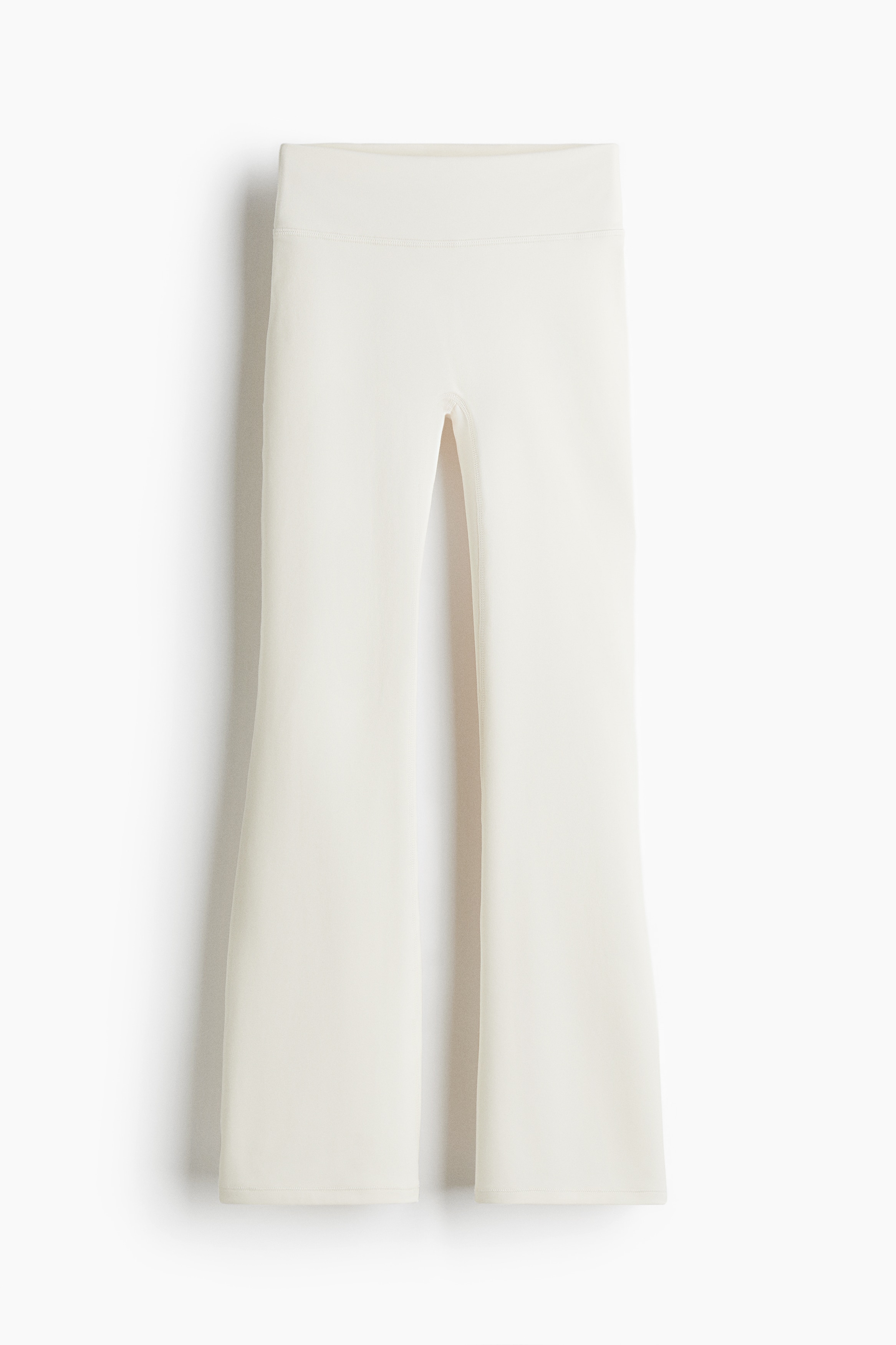 부드러움과 편안함의 극치를 선사하며 실루엣을 살려 서포트해주는 SoftMove™와 수분을 빠르게 흡수하는 DryMove™ 기술을 적용한 기능성 소재의 플레어 스포츠 레깅스. 레귤러 웨이스트. 와이드한 허릿단. 이미지