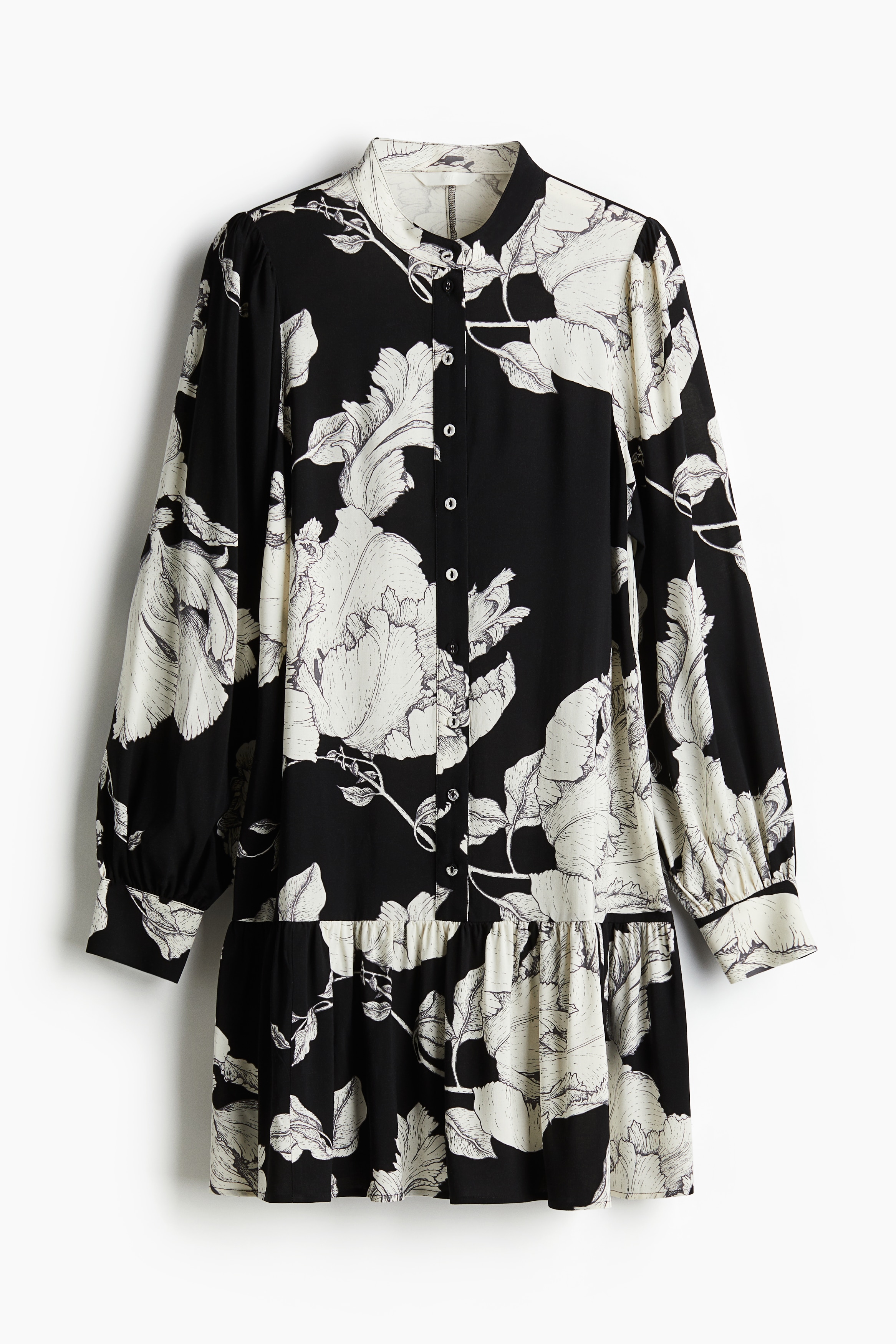 패턴이 있는 비스코스 소재의 미니 원피스. 루즈핏. 밴드 칼라. 앞면 버튼 클로저. 벌룬 스타일의 긴소매. 트임과 버튼이 있는 소맷단. 주름이 잡힌 하단 솔기 아래는 플레어 라인으로 마감됨. 이미지