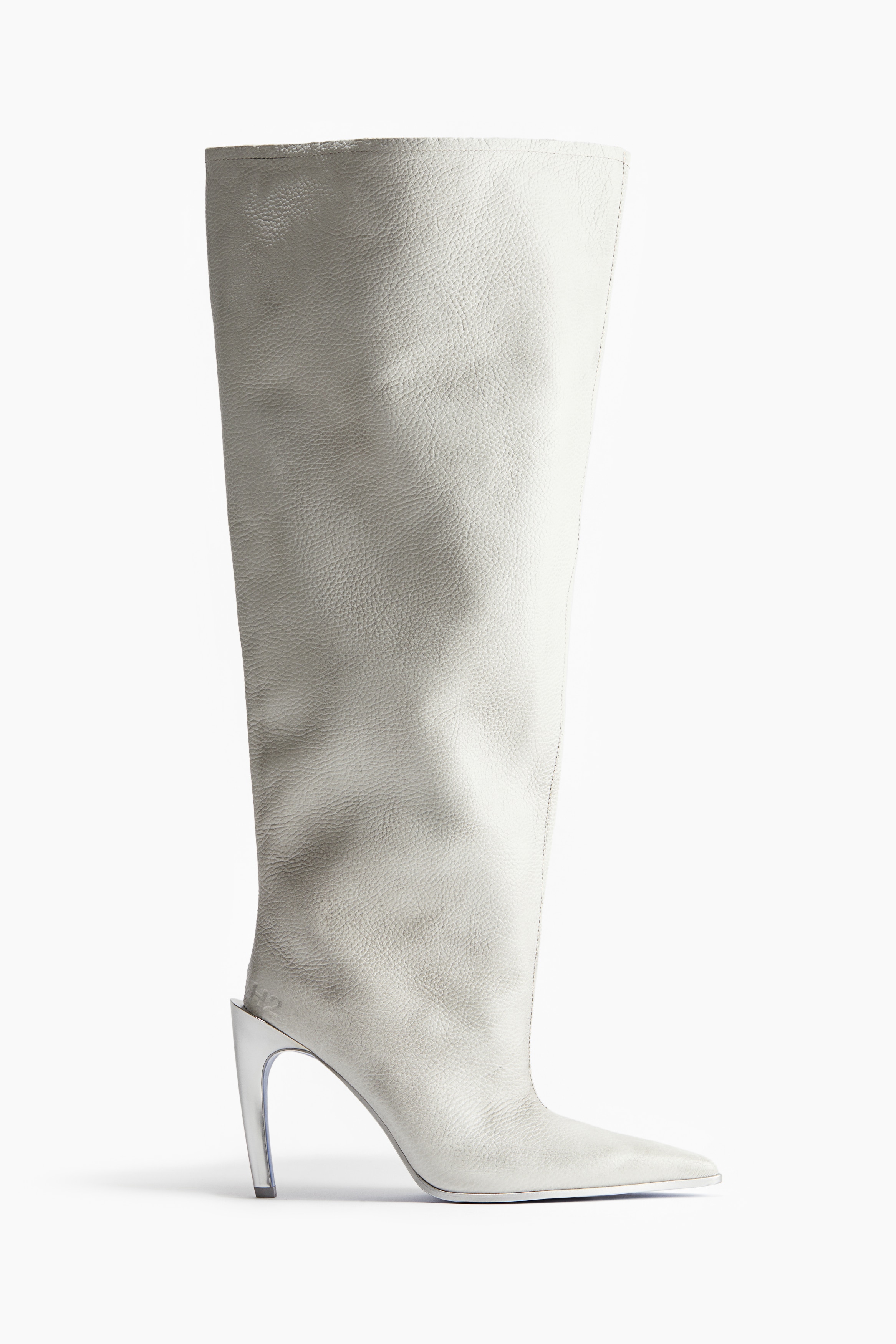 디스트레스드 스타일의 가죽 부츠. 다리 부분이 오버사이즈로 마감됨. 포인티드 토. 가는 뒷굽. 편안하게 피트되도록 조금 더 폭이 좁은 다리 통이 내장됨. 새틴 안창. 포인트 컬러의 고무 밑창. 굽높이 약 8cm. 디스트레스드 가죽의 특성상 각각의 컬러가 조금씩 다를 수 있음. 이미지