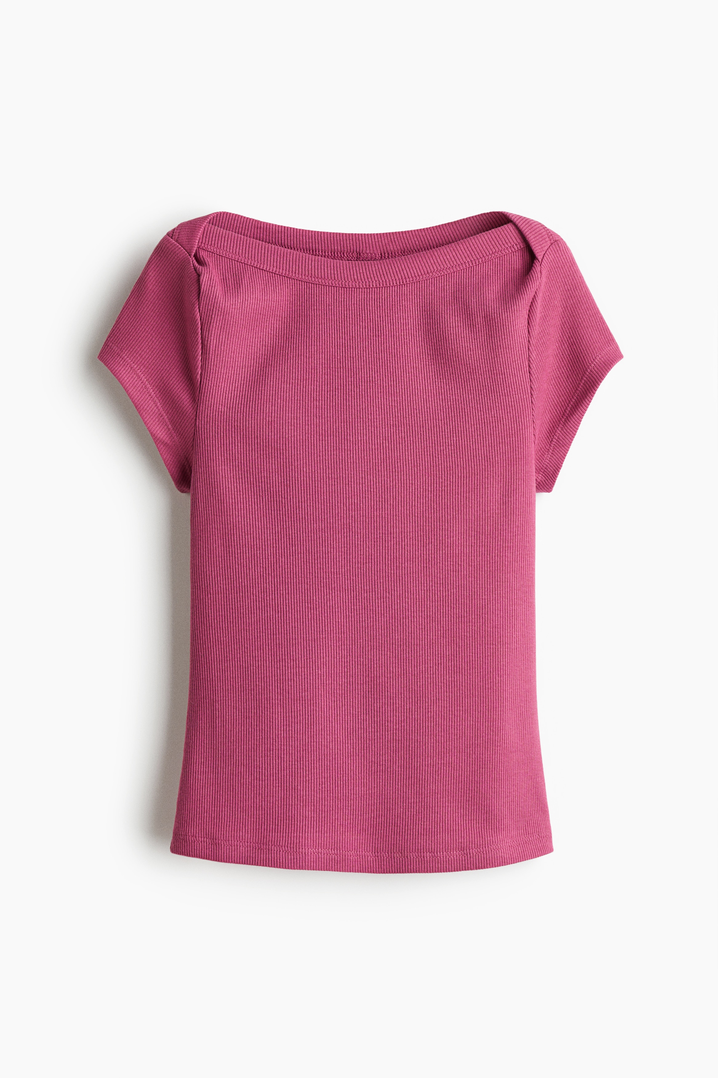 리브드 코튼 저지 소재의 짧고 피트되는 반소매 탑. 어깨 부분이 겹쳐진 가는 트리밍이 있는 보트넥. 이미지