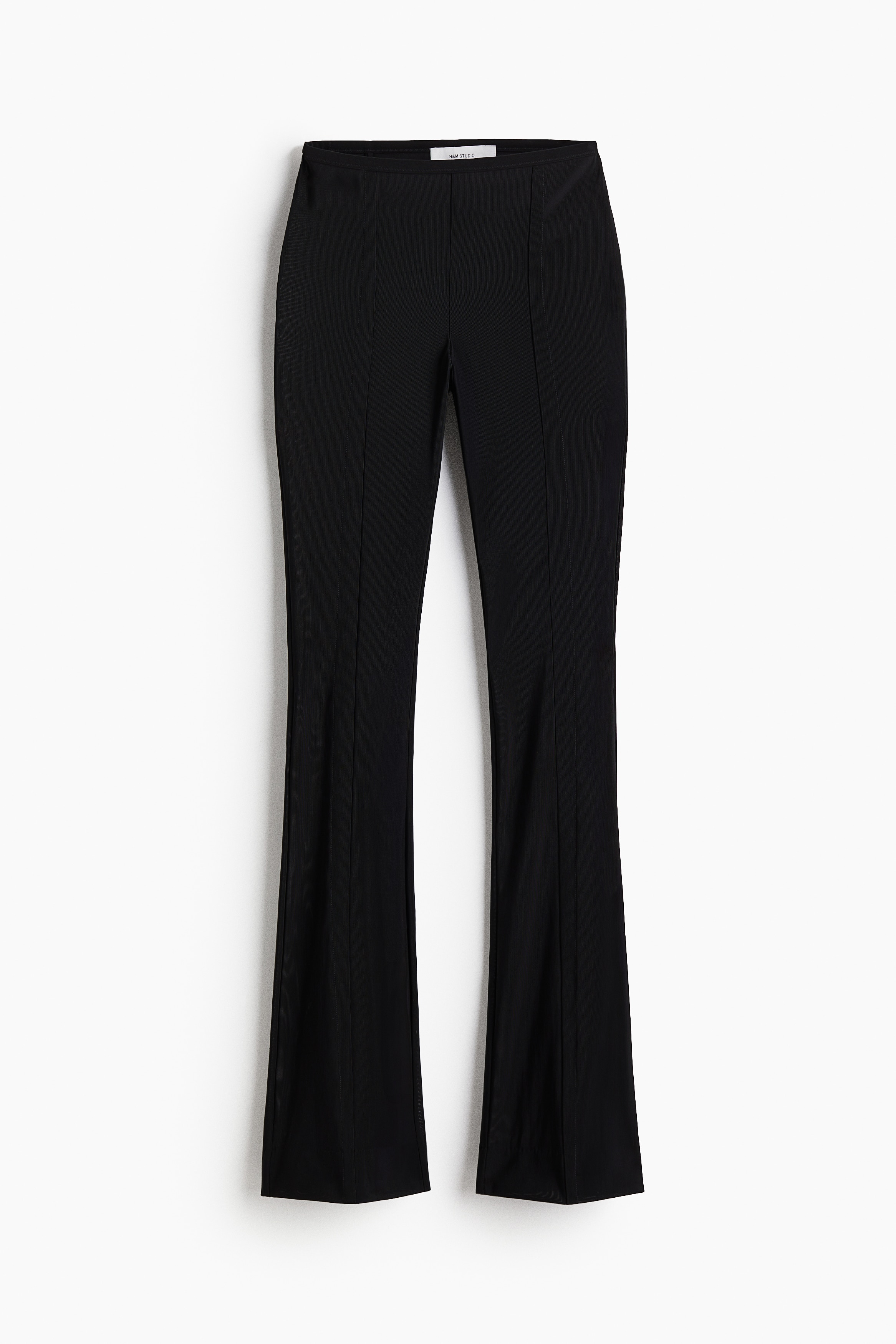 약간 비침성 있는 스트레치 메쉬 소재의 슬림핏 팬츠. 앞면 다트가 허릿단부터 아랫단까지 이어진 스타일. 레귤러 웨이스트. 가늘게 밴딩처리된 허릿단. 한쪽 옆면 히든 지퍼와 후크 클로저. 뒷면 다트 디테일. 이미지