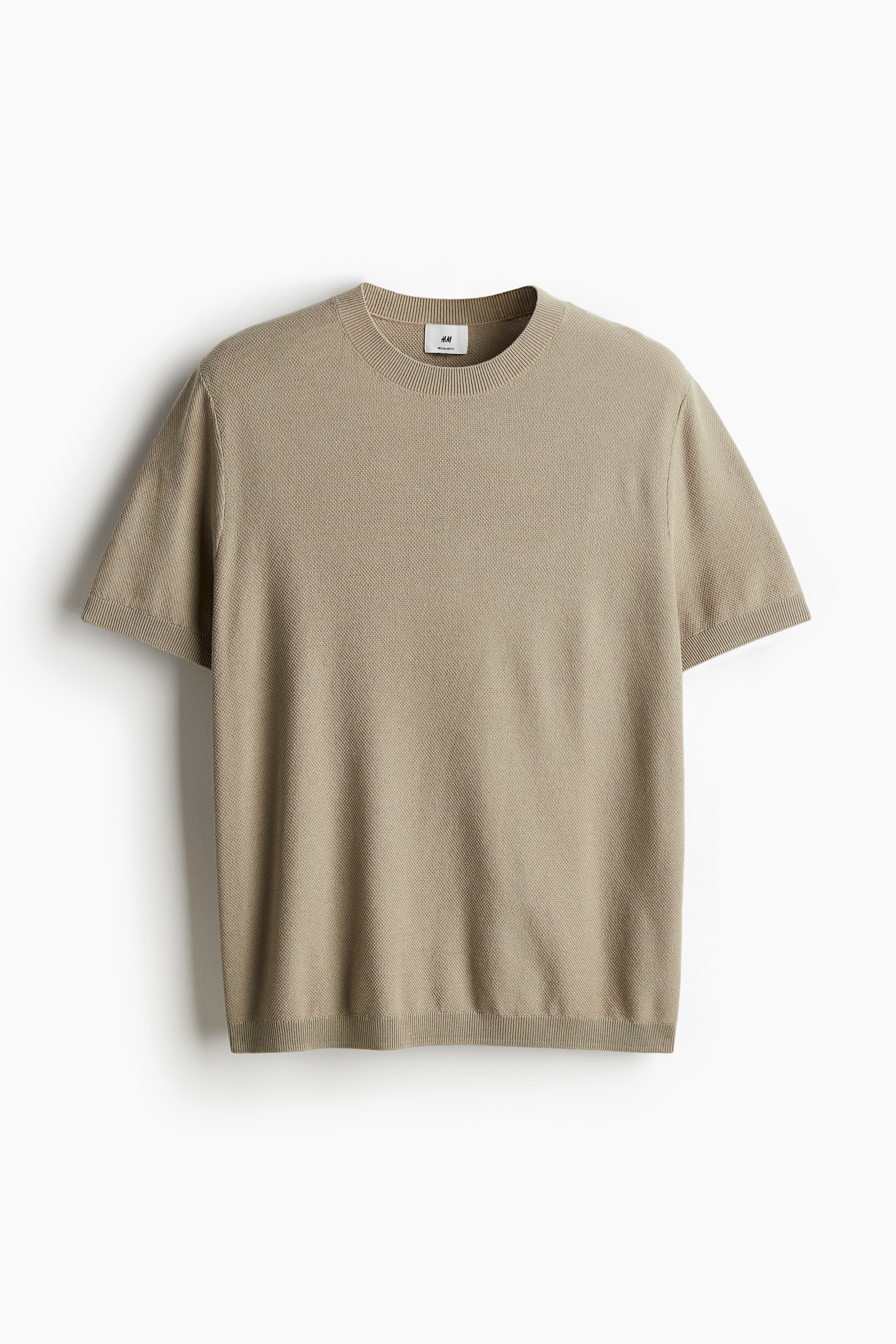 코튼과 비스코스가 혼방된 피케 소재의 라운드넥 티셔츠. 리브드 옷단. 착용감이 편안하고 클래식한 레귤러핏 실루엣. 이미지