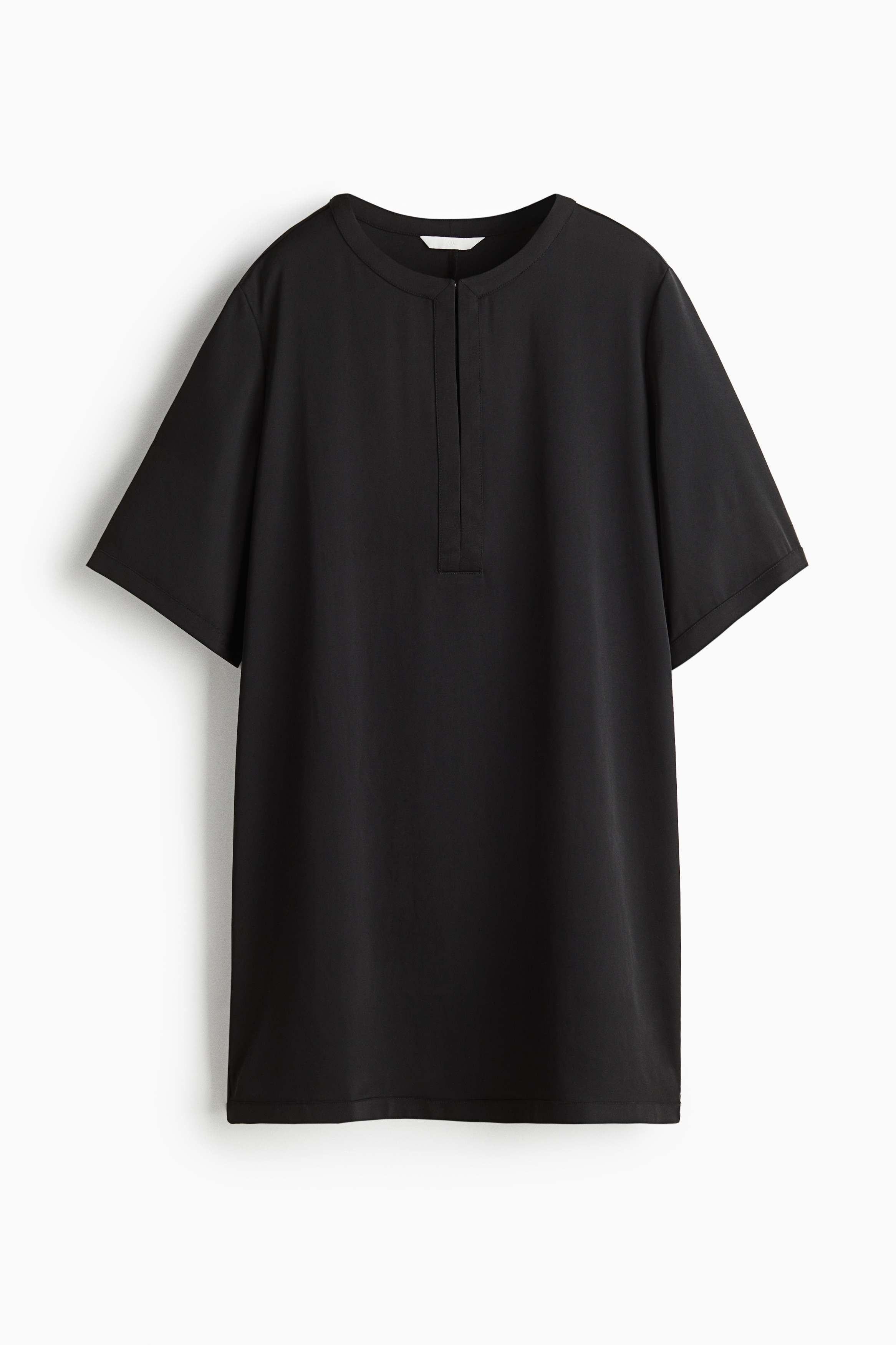 트윌 소재의 라운드넥 미니 드레스. 앞면에 깊은 트임과 히든 후크가 있음. 반소매. 양쪽 옆면에 트임이 있는 스트레이트 헴라인. 안감 생략. 이미지