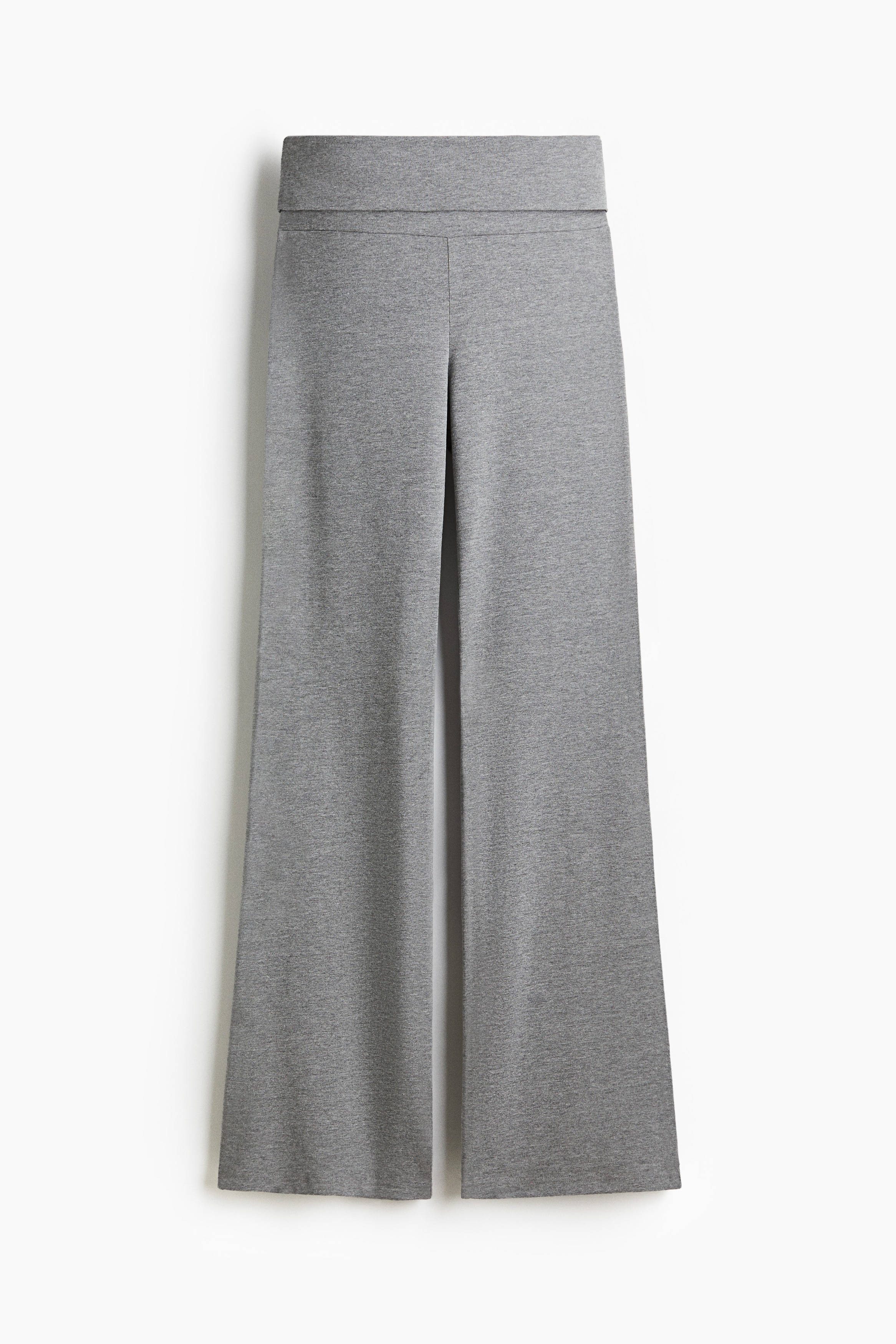 부드러운 코튼 저지 소재의 팬츠. 와이드한 허릿단을 접어내린 디자인. 스트레이트 레그. 플레어 라인의 하단. 이미지