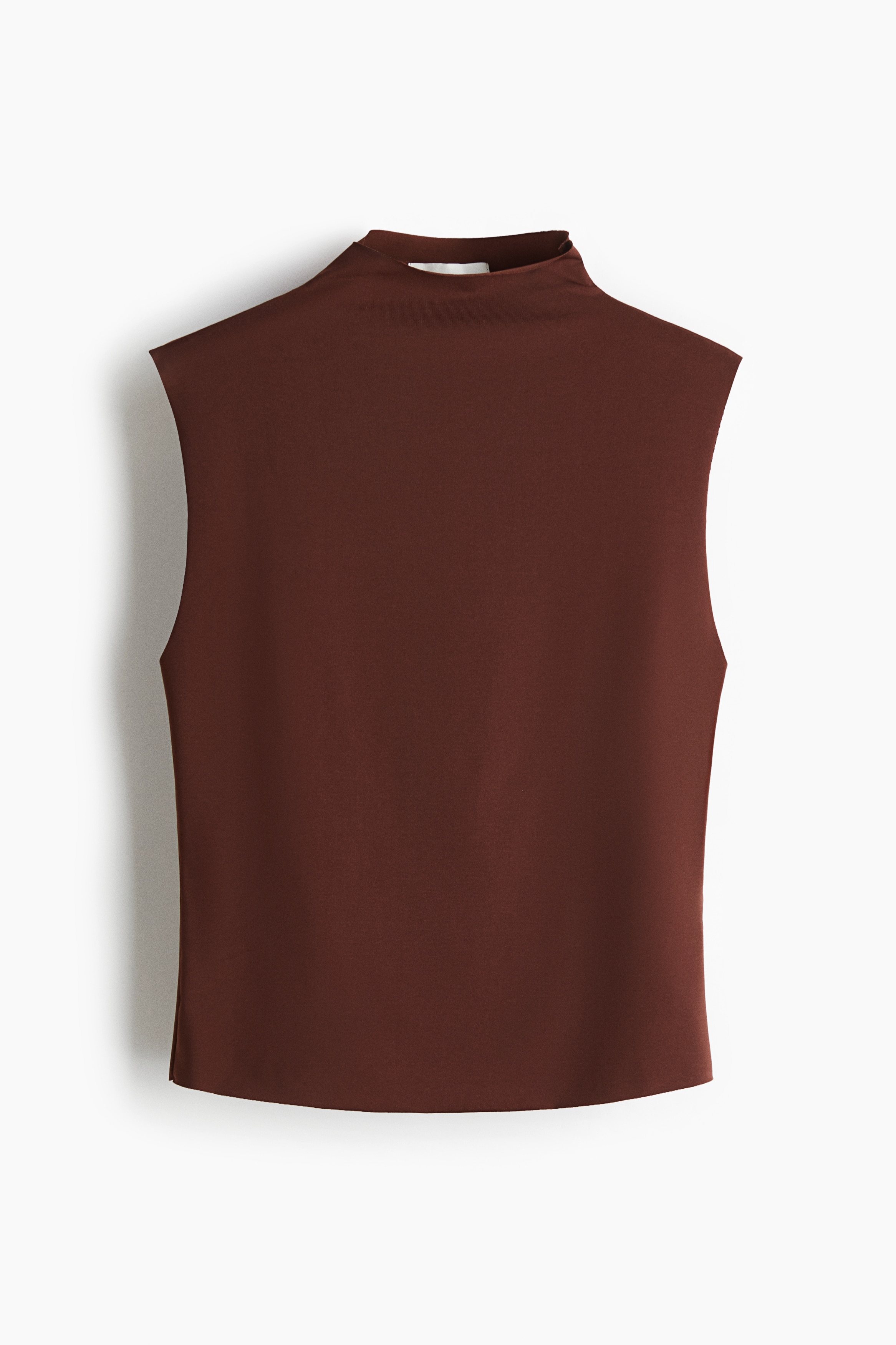 저지 소재의 피트되는 슬리브리스 터틀넥 탑. 마감되지 않은 옷단. 이미지