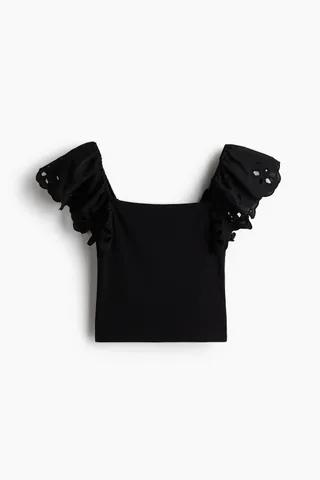 골이 촘촘한 리브드 코튼 저지 소재의 피트되는 크롭트 탑. 스퀘어넥. 어깨 부분이 가늘게 밴딩처리됨. 펀칭 자수 장식의 코튼 우븐 소재로 마감된 버터플라이 소매. 스캘럽트 라인의 소맷단. 이미지