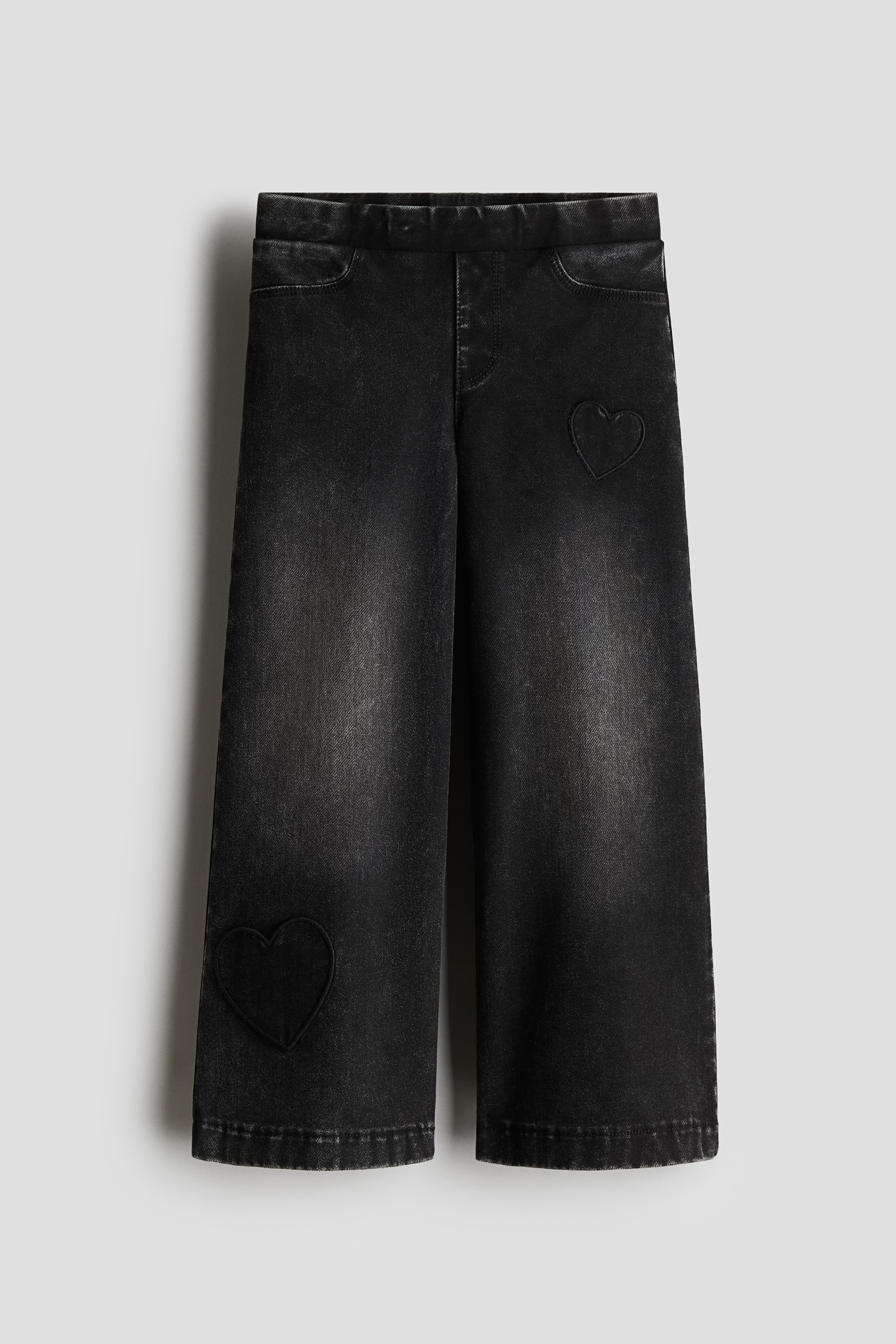 데님 느낌을 주는 톡톡한 저지 소재의 와이드 팬츠. 밴딩으로 허리 사이즈 조절. 페이크 플라이. 앞면 페이크 포켓. 이미지