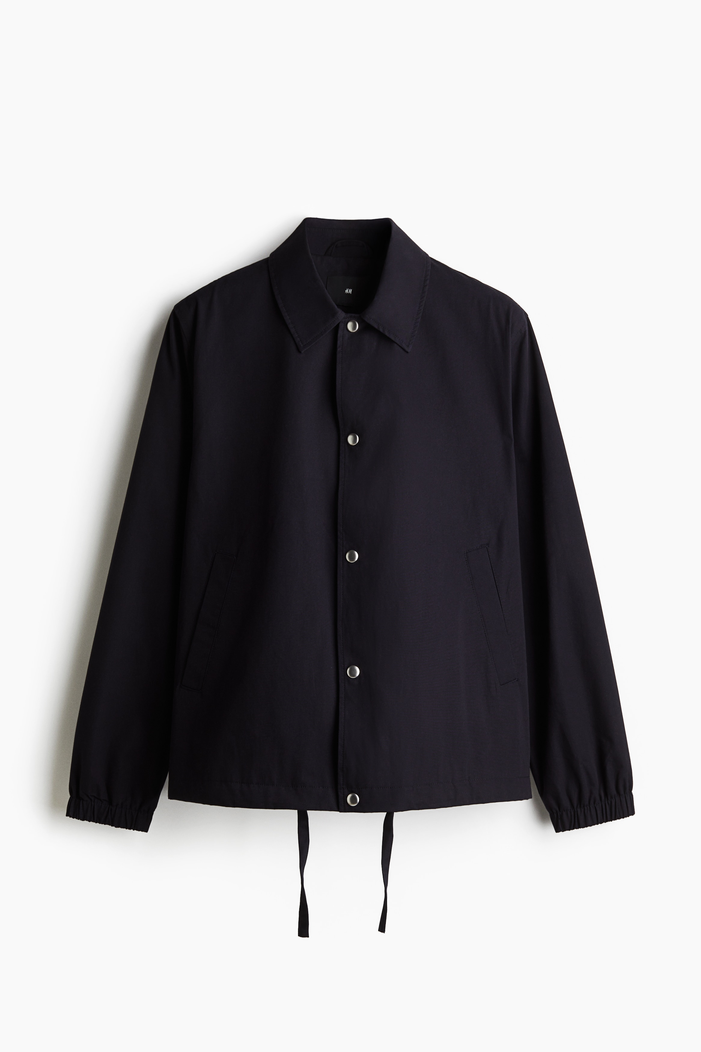 칼라가 있는 코튼 캔버스 소재의 긴소매 코치 재킷. 스냅버튼 클로저. 사선 방향의 앞면 웰트포켓. 내부 포켓. 밴딩이 내장된 소맷단. 드로스트링이 있는 아랫단. 착용감이 편안하고 클래식한 레귤러핏 실루엣. 안감 부착. 이미지