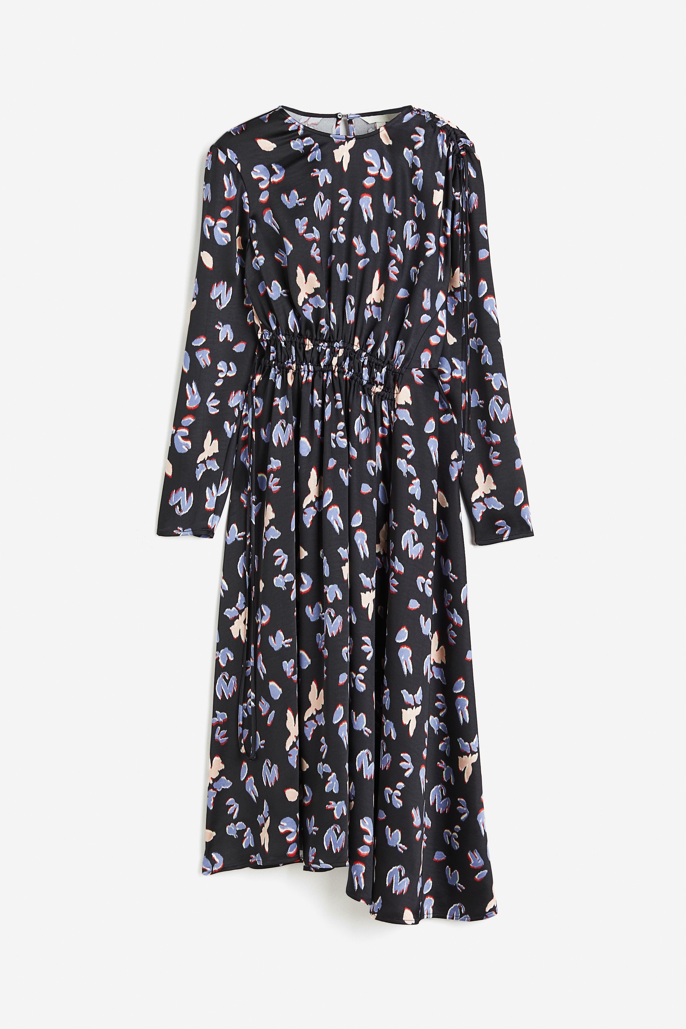 부드럽게 드레이핑되는 새틴 소재의 긴소매 미디 원피스. 라운드넥. 목 뒷면에 키홀 트임과 히든 버튼이 있음. 한쪽 어깨와 허리 앞면의 더블 드로스트링으로 드레이핑 효과를 준 디자인. 세미 플레어 라인의 하단. 비대칭 헴라인. 안감 생략. 이미지