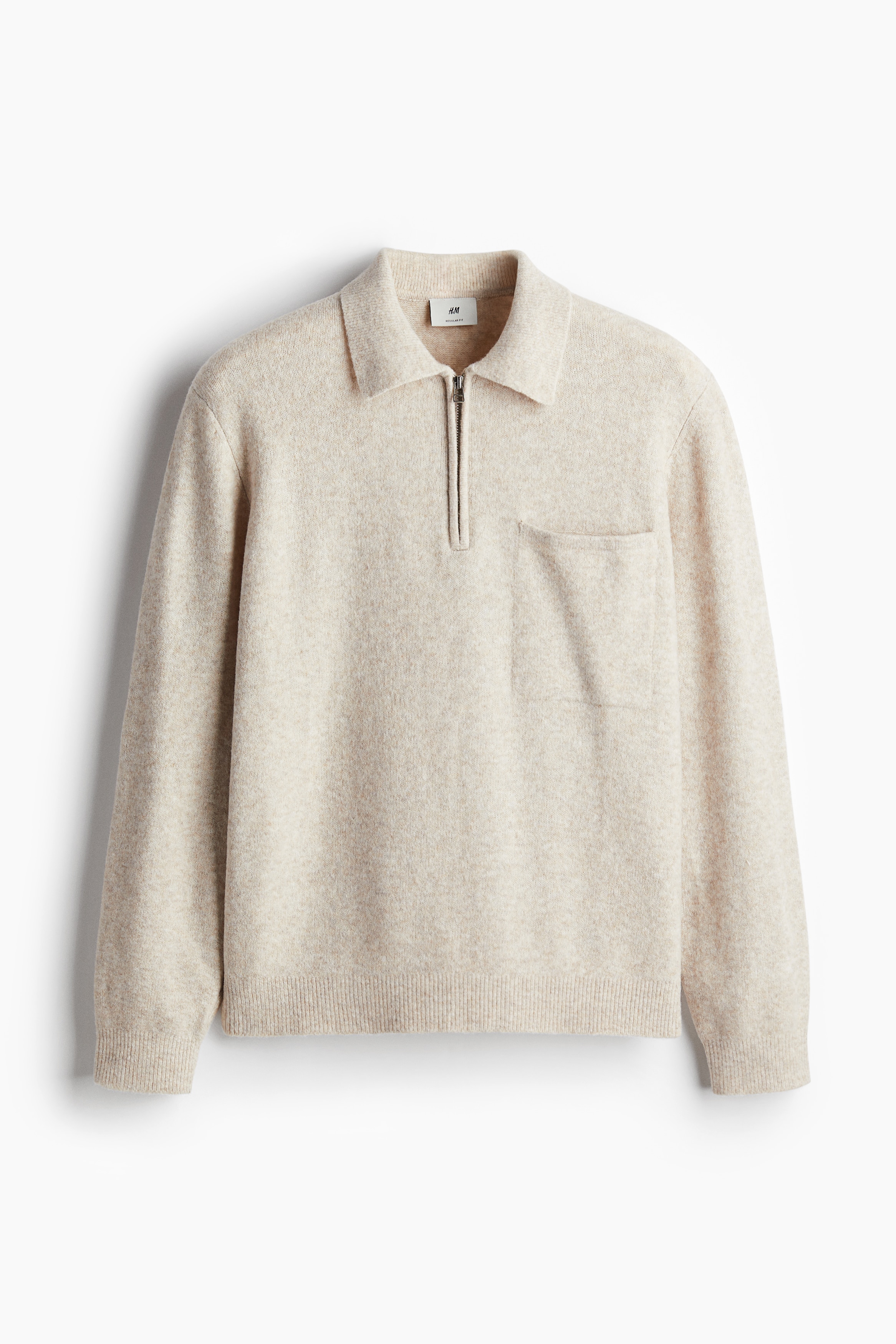 칼라가 있는 부드러운 니트 소재의 스웨터. 상단 지퍼. 가슴 포켓. 긴소매. 리브드 마감 소맷단과 아랫단. 착용감이 편안하고 클래식한 레귤러핏 실루엣. 이미지