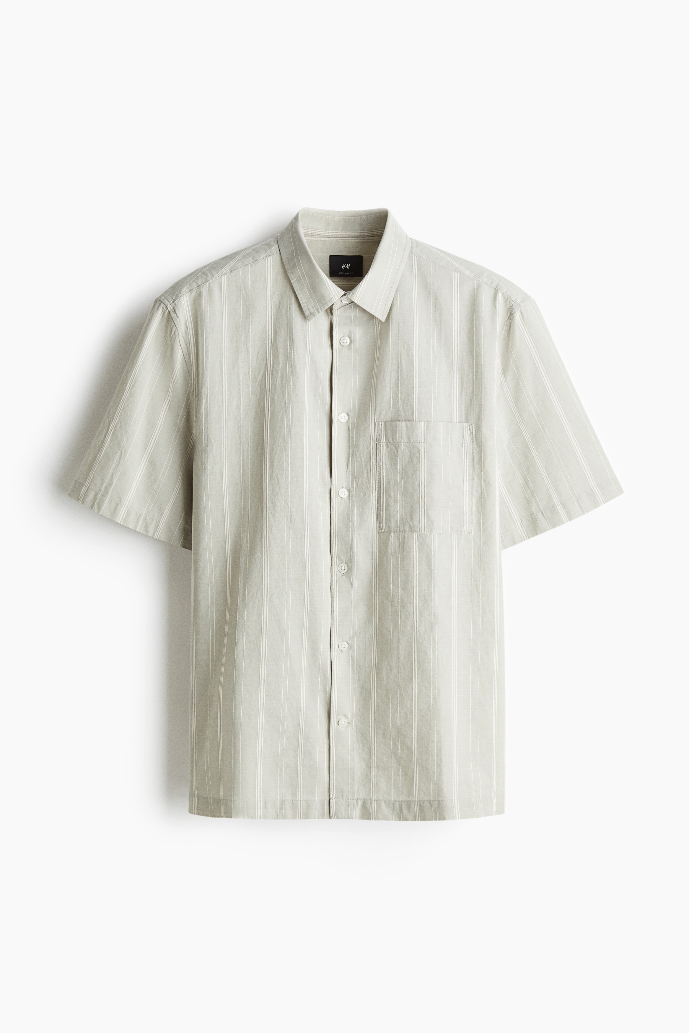 스티치 스트라이프가 있는 부드러운 코튼 혼방 소재의 반소매 셔츠. 턴다운 칼라. 버튼단이 없는 프렌치 프런트 스타일. 뒷면 요크. 가슴 포켓. 옆면 하단에 트임이 있는 스트레이트 헴라인. 착용감이 편안하고 클래식한 레귤러핏 실루엣. 이미지