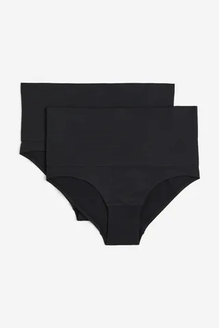 저지 소재의 하이웨이스트 쉐이핑 팬티 세트. 허리 부분에 체형 보정 효과가 있음. 아랫부분 안감 부착. 뒷면 하단이 짧게 커버된 스타일. 솔기를 최소화하여 착용감이 편안하며 겉옷 위로 눈에 띄지 않는 심리스 디자인. 이미지