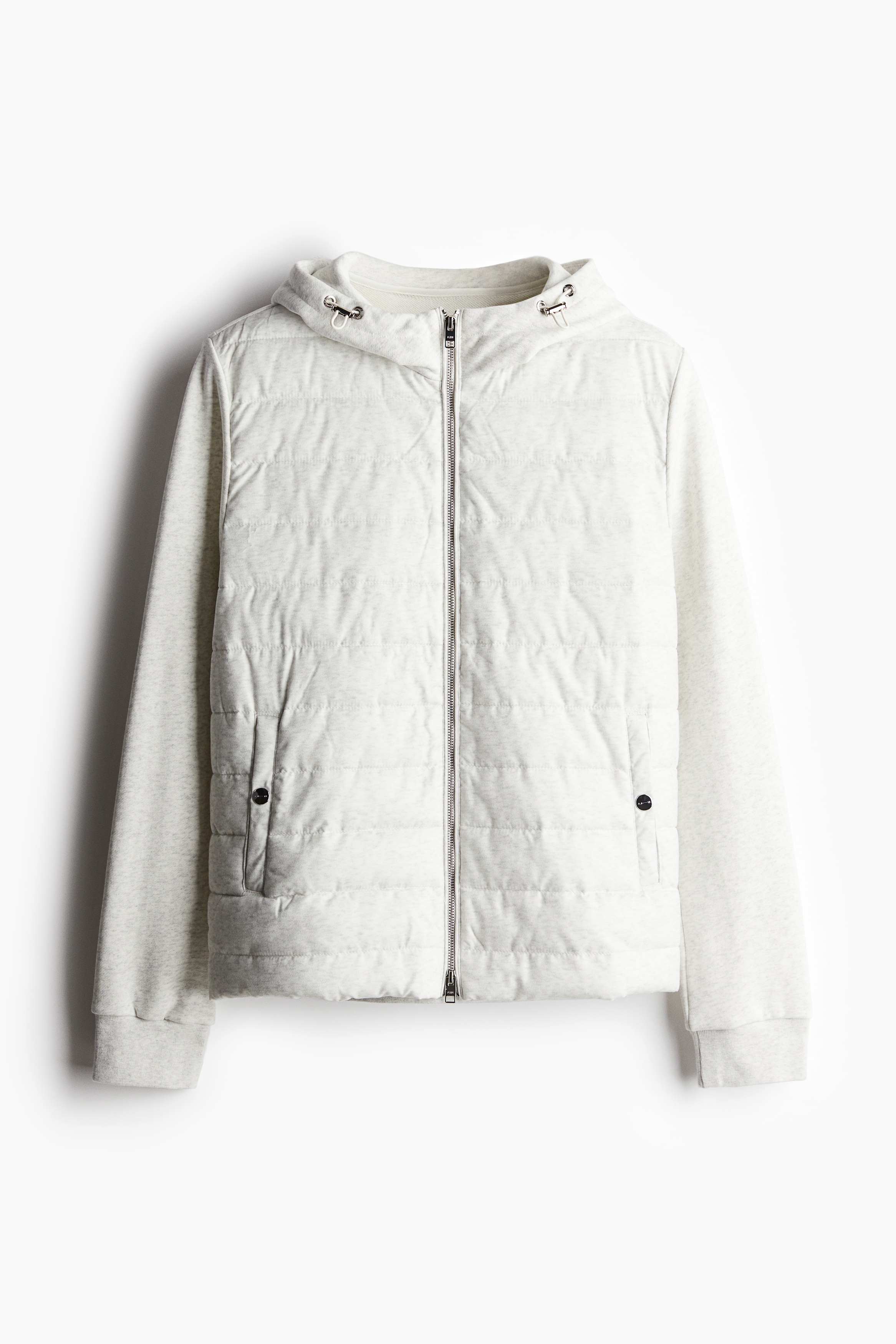 저지 소재의 재킷. 우븐 소재로 마감된 앞면이 얇게 패딩됨. 양쪽 옆면에 신축성 드로스트링이 있는 후드. 앞면 지퍼 클로저. 긴소매. 리브드 소맷단. 스냅버튼이 있는 옆면 포켓. 착용감이 편안하고 클래식한 레귤러핏 실루엣. 안감 생략. 이미지