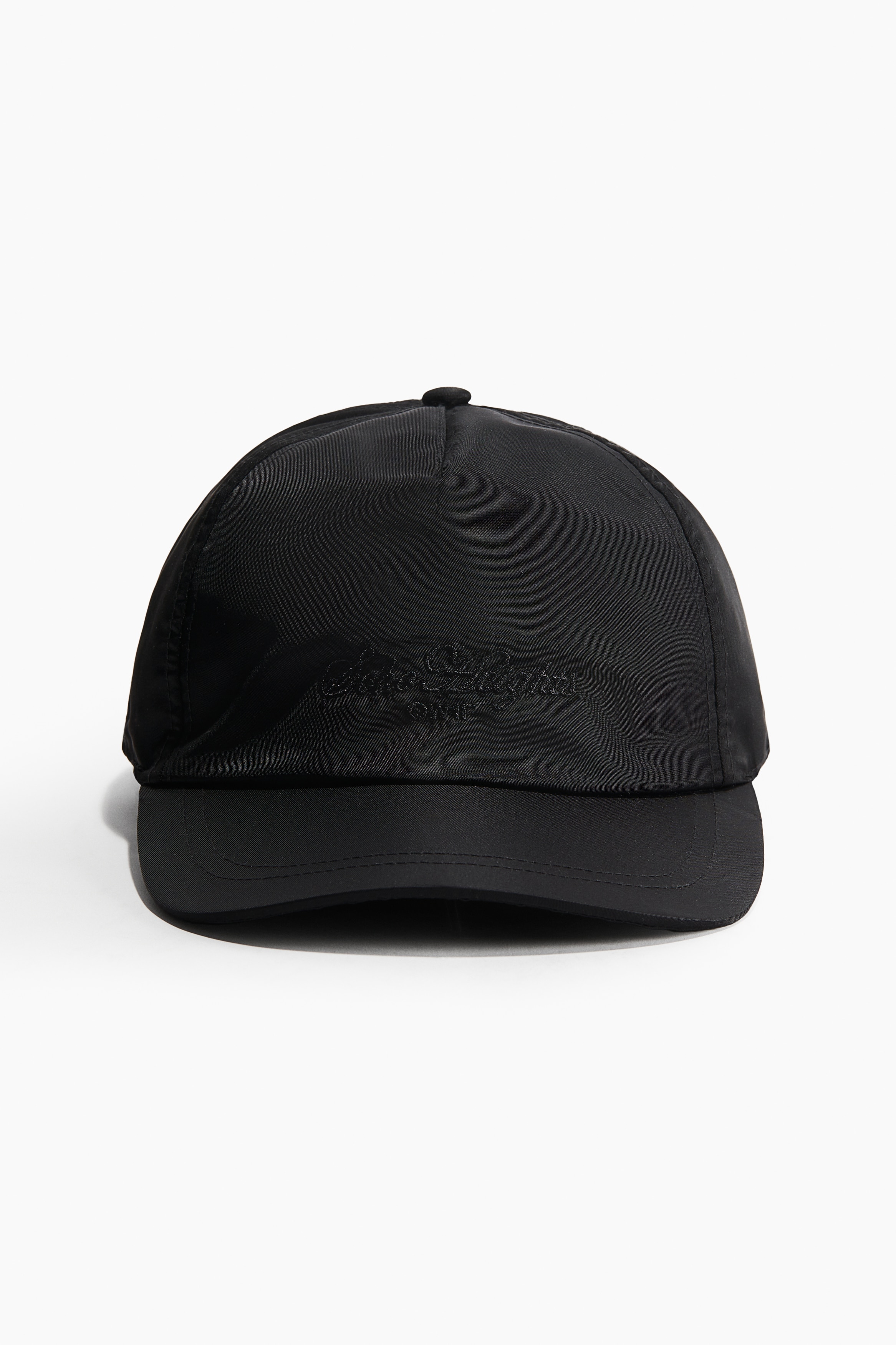 앞면에 자수 디테일이 있는 나일론 소재의 캡. 뒷면 테이프 스트랩으로 핏 조절. 코튼 스웨트밴드 내장. 이미지