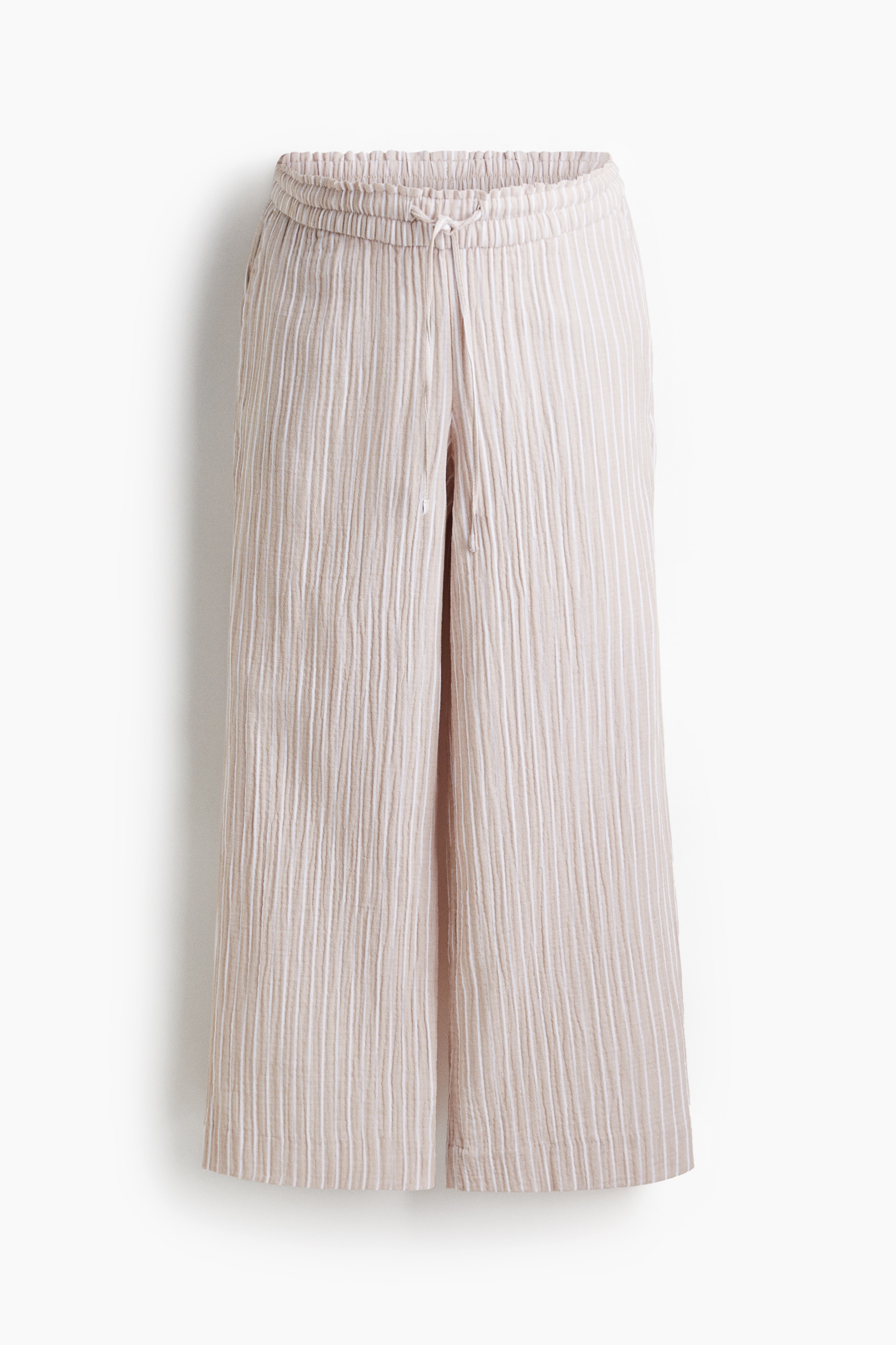 부드러운 코튼 모슬린 소재의 9부 팬츠. 로라이즈. 짧은 프릴로 트리밍된 신축성 허릿단에 가는 드로스트링이 있음. 루즈핏. 사선 방향의 옆면 포켓. 와이드 레그. 이미지