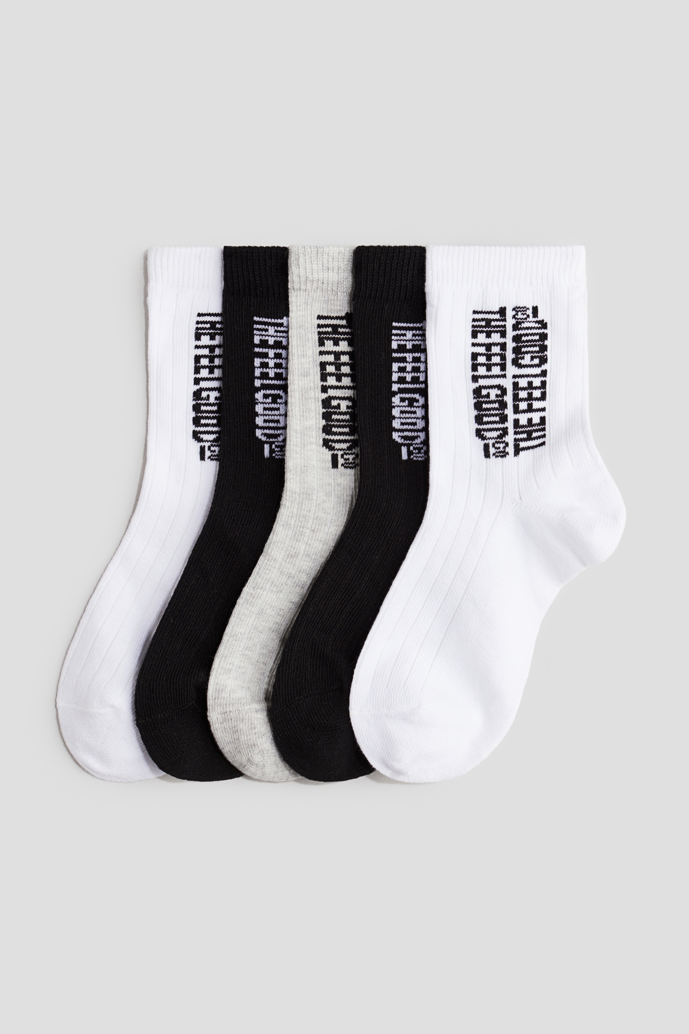 코튼이 혼방된 부드러운 파인니트 양말 세트. 상단이 리브드 마감되었으며, 입구 부분이 신축성 있게 처리됨. 이미지