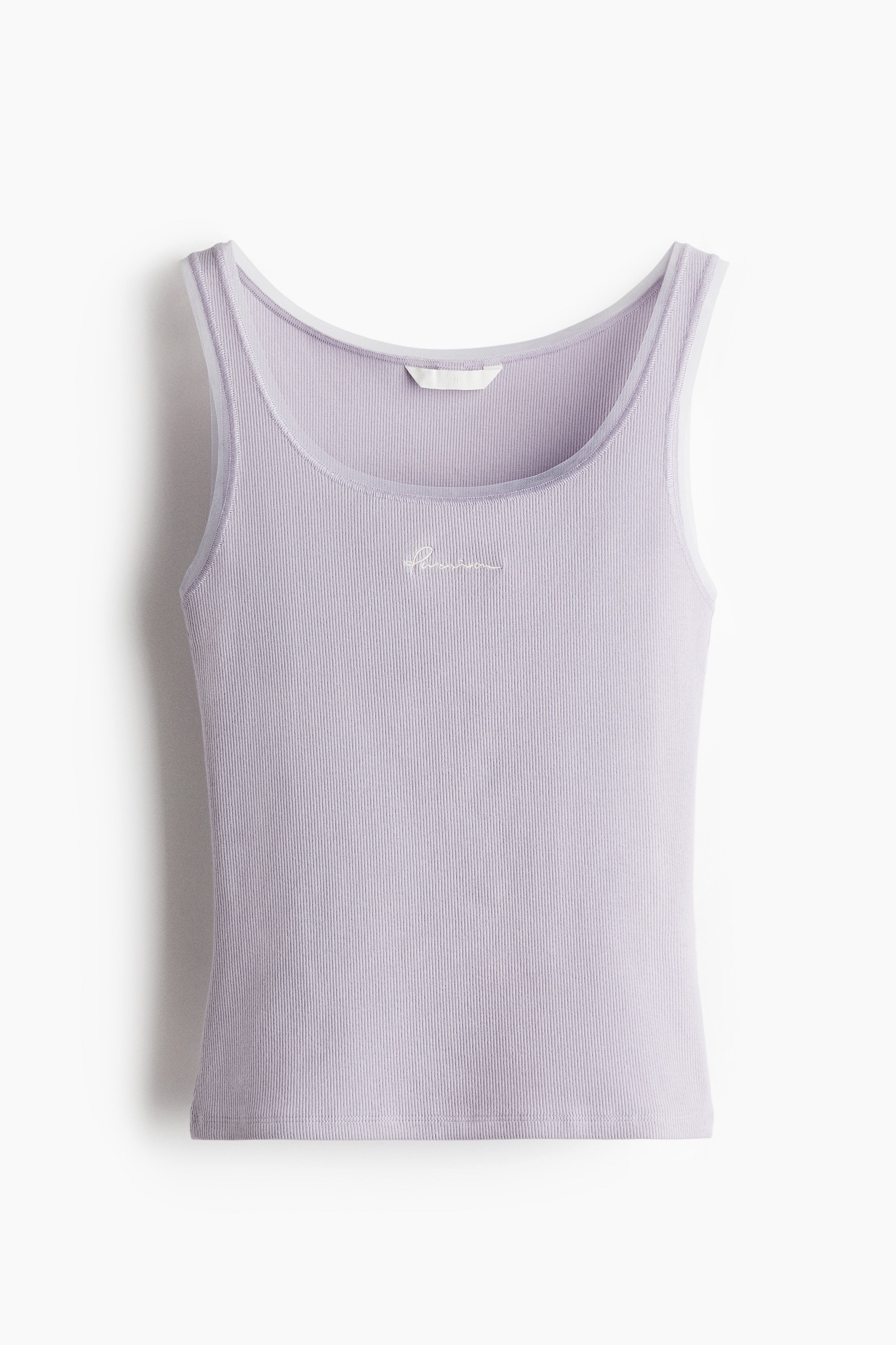 골이 촘촘한 리브드 저지 소재의 피트되는 슬리브리스 탑. 깊게 파인 라운드넥. 와이드한 어깨 스트랩. 섬세한 메쉬로 트리밍된 네크라인과 암홀 옷단. 가슴 중앙에 작은 레터링 자수 장식이 있음. 이미지