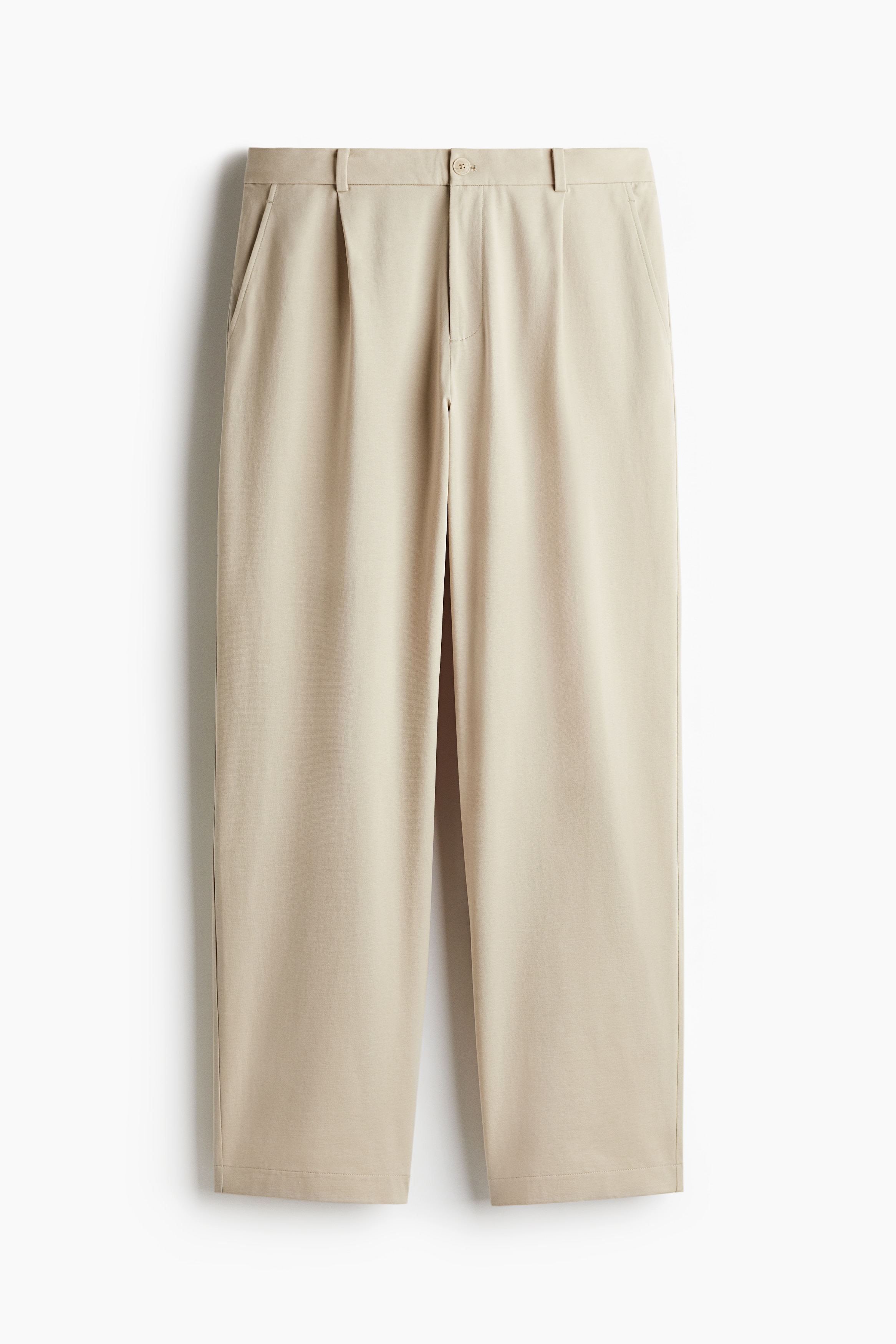 부드러운 저지 소재의 팬츠. 지퍼와 버튼 클로징. 상단 플리츠 디테일. 사선 방향의 옆면 포켓. 버튼이 있는 뒷면 웰트포켓. 캐주얼하지만 오버사이즈보다 피트되는 릴랙스핏 실루엣. 이미지