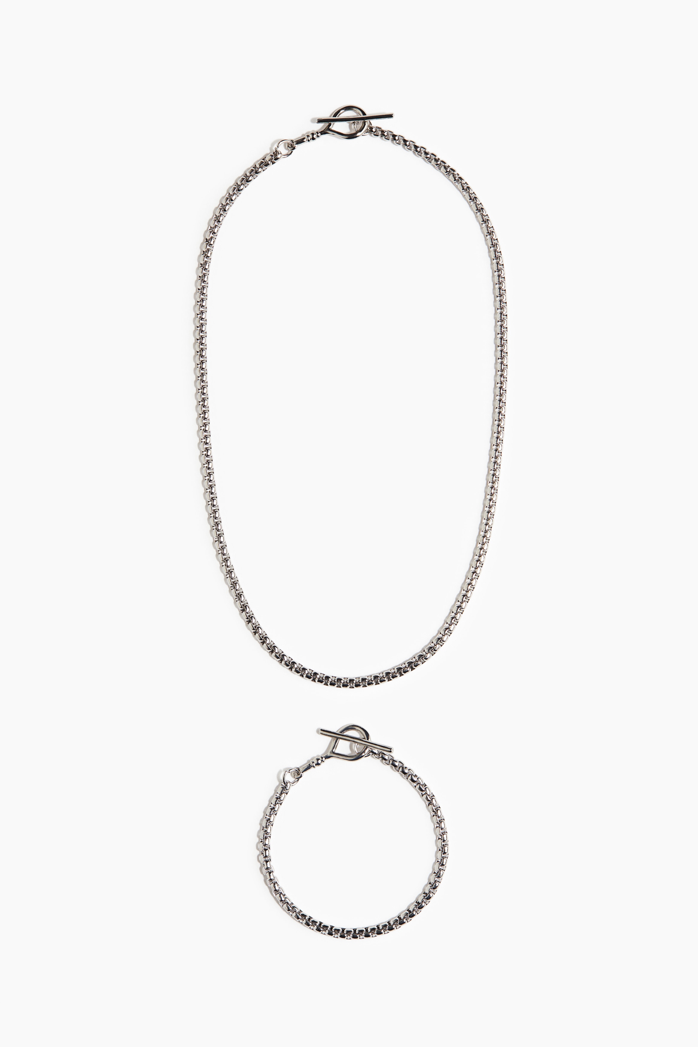 금속 목걸이와 팔찌를 매치한 액세서리 세트. 심플한 토글 클래스프 클로징. 이미지