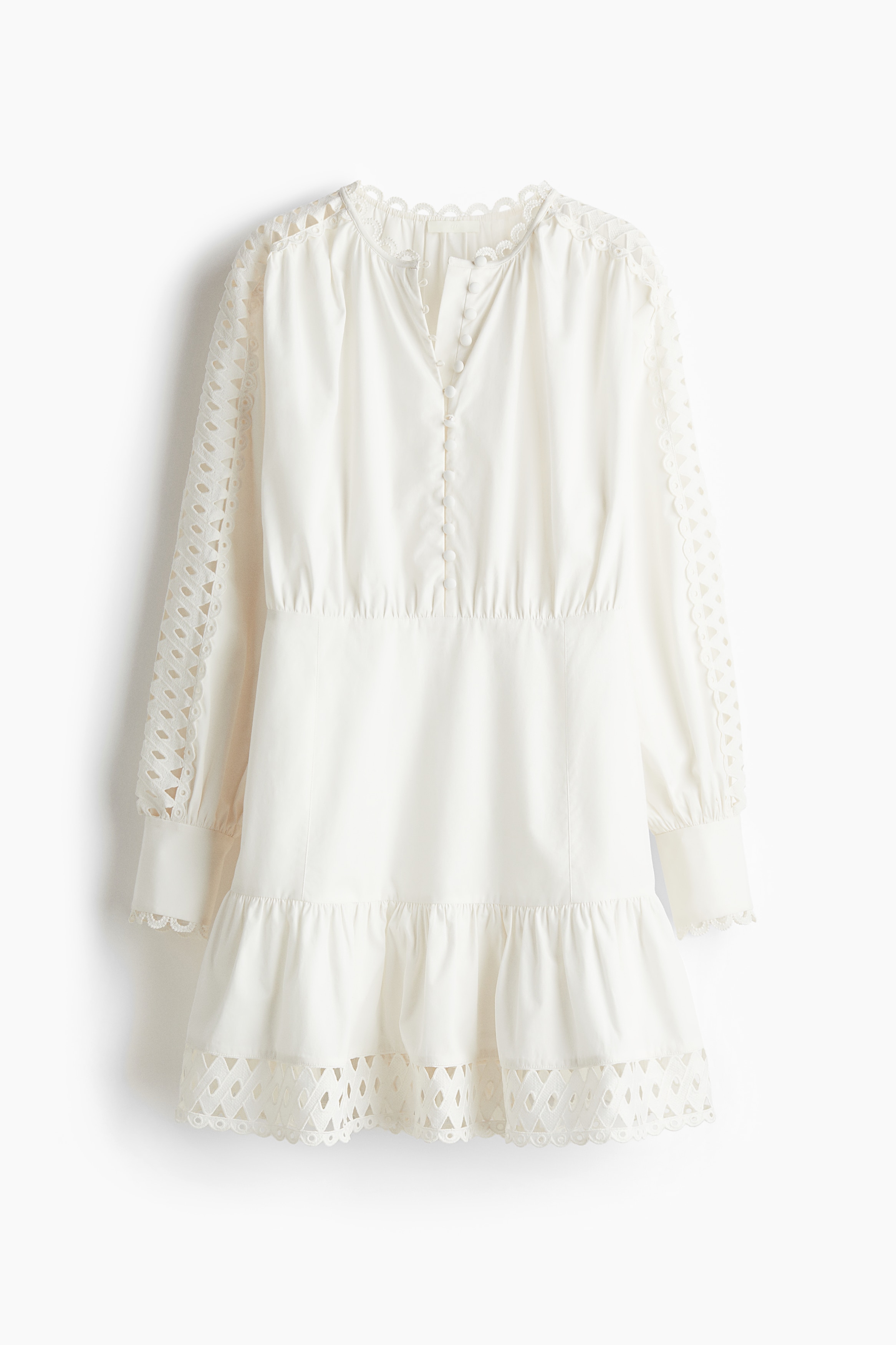코튼 포플린 소재의 미니 원피스. 자수와 피코 스타일 트리밍. 라운드넥. 앞면 커버드 버튼. 벌룬 스타일의 긴소매. 커버드 버튼이 있는 와이드한 커프 소맷단. 주름이 잡힌 허리 솔기 뒷면은 신축성 있게 처리됨. 안감이 부착된 하단은 피트됨. 프릴 헴라인. 이미지