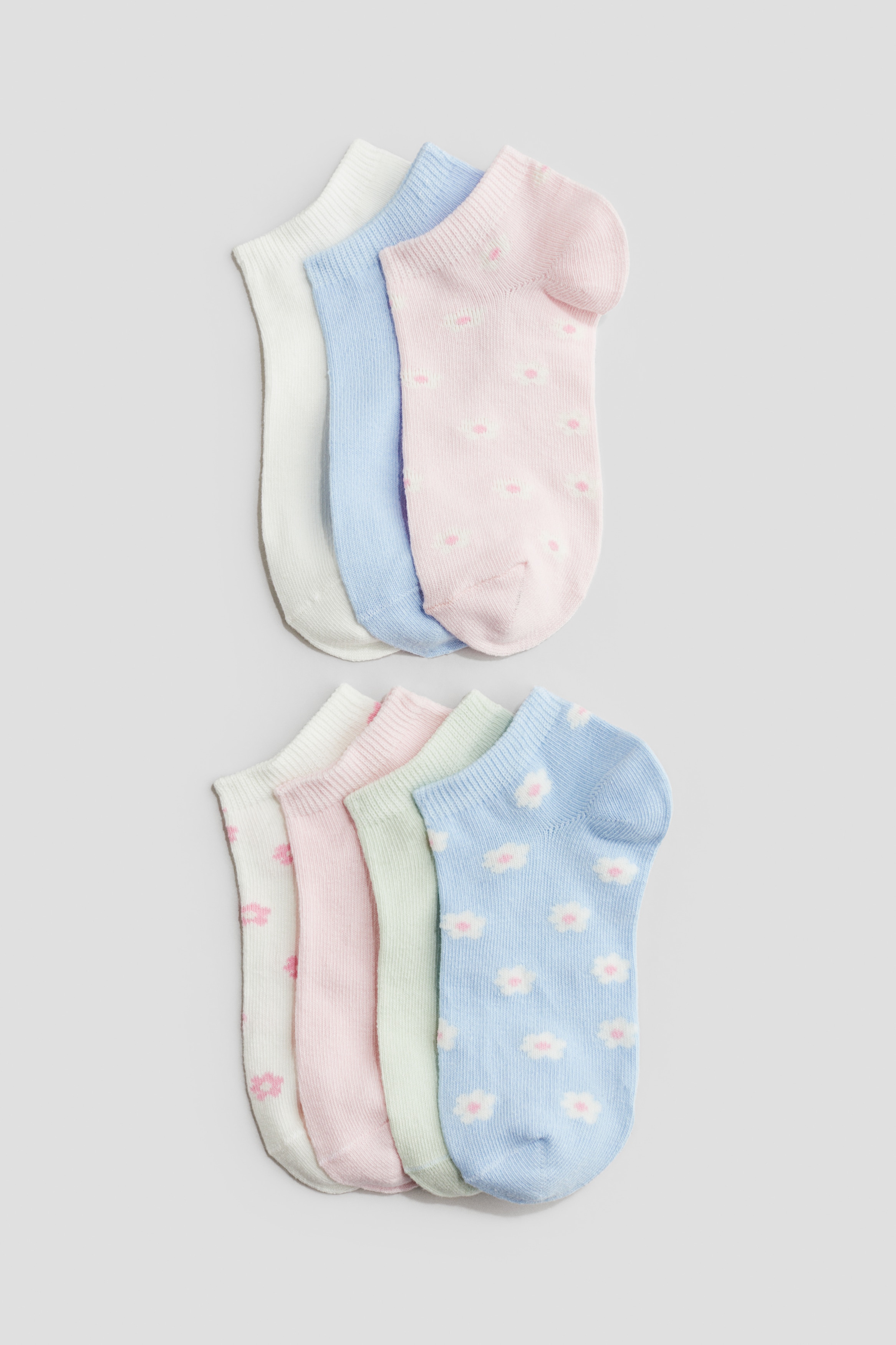 다양한 컬러로 구성된 파인니트 소재의 발목 양말 세트. 흘러내리지 않도록 상단이 신축성 있게 마감됨. 이미지