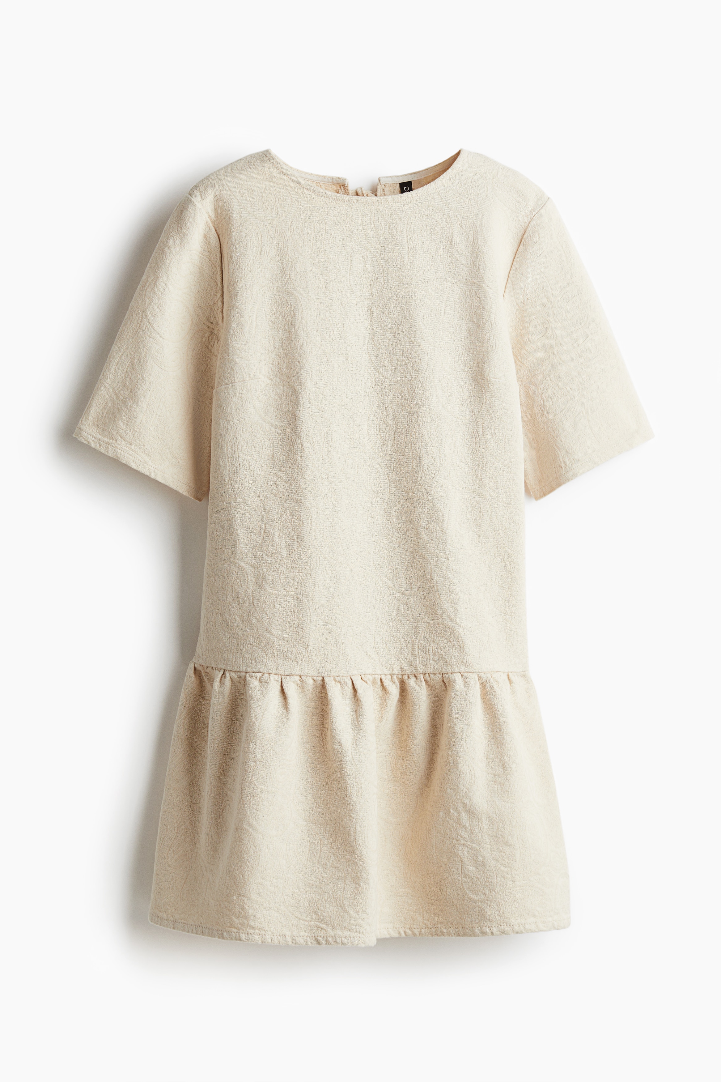 탄탄한 코튼 데님 소재의 루즈핏 미니 원피스. 뒷면에 트임과 2쌍의 가는 끈이 있는 라운드넥. 반소매. 가슴 부분에 다트를 잡은 디자인. 힙 윗부분에 주름이 잡힌 솔기가 있음. 안감 생략. 이미지