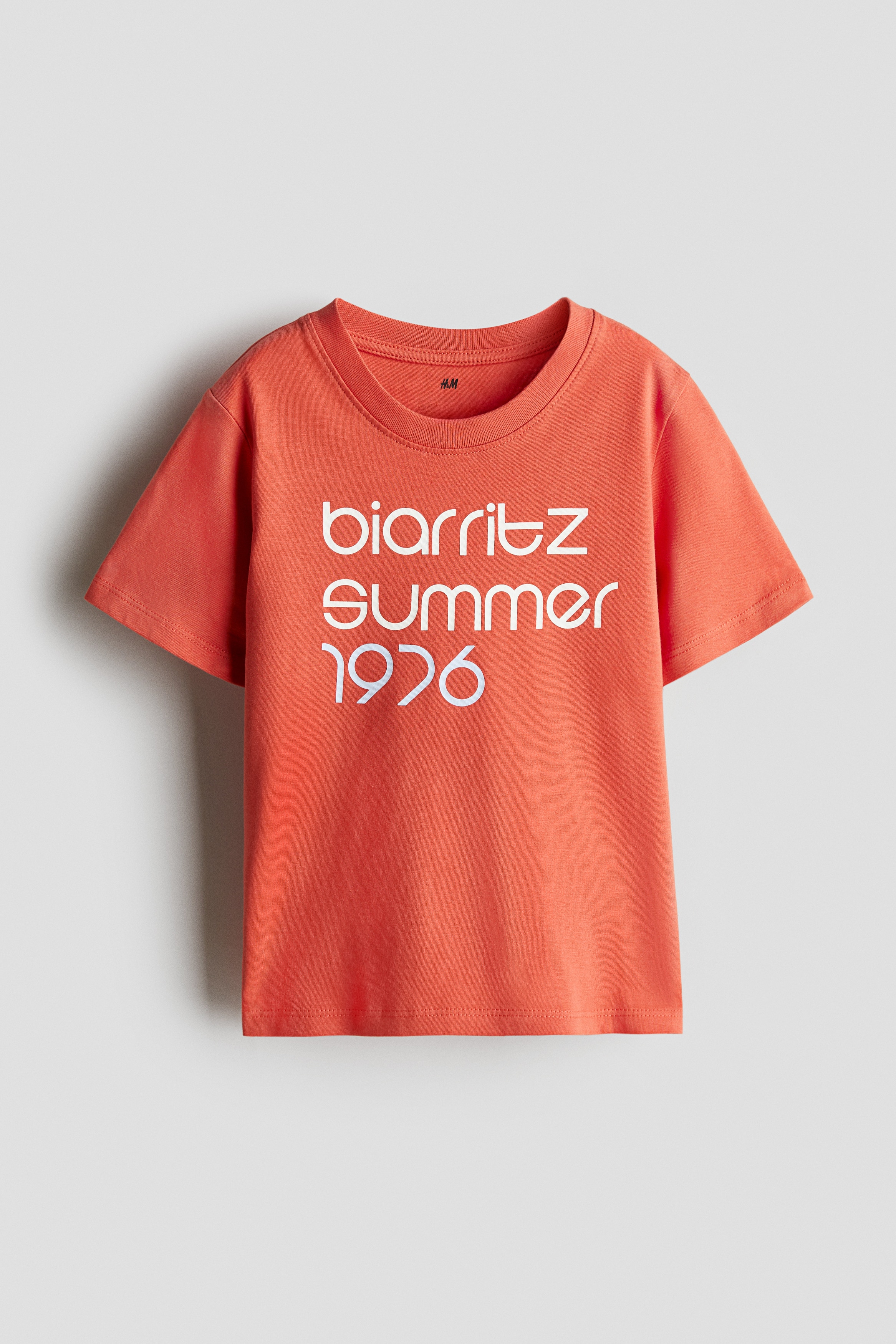 프린트가 있는 부드러운 저지 소재의 클래식 티셔츠. 리브드 라운드넥. 스트레이트 헴라인. 이미지