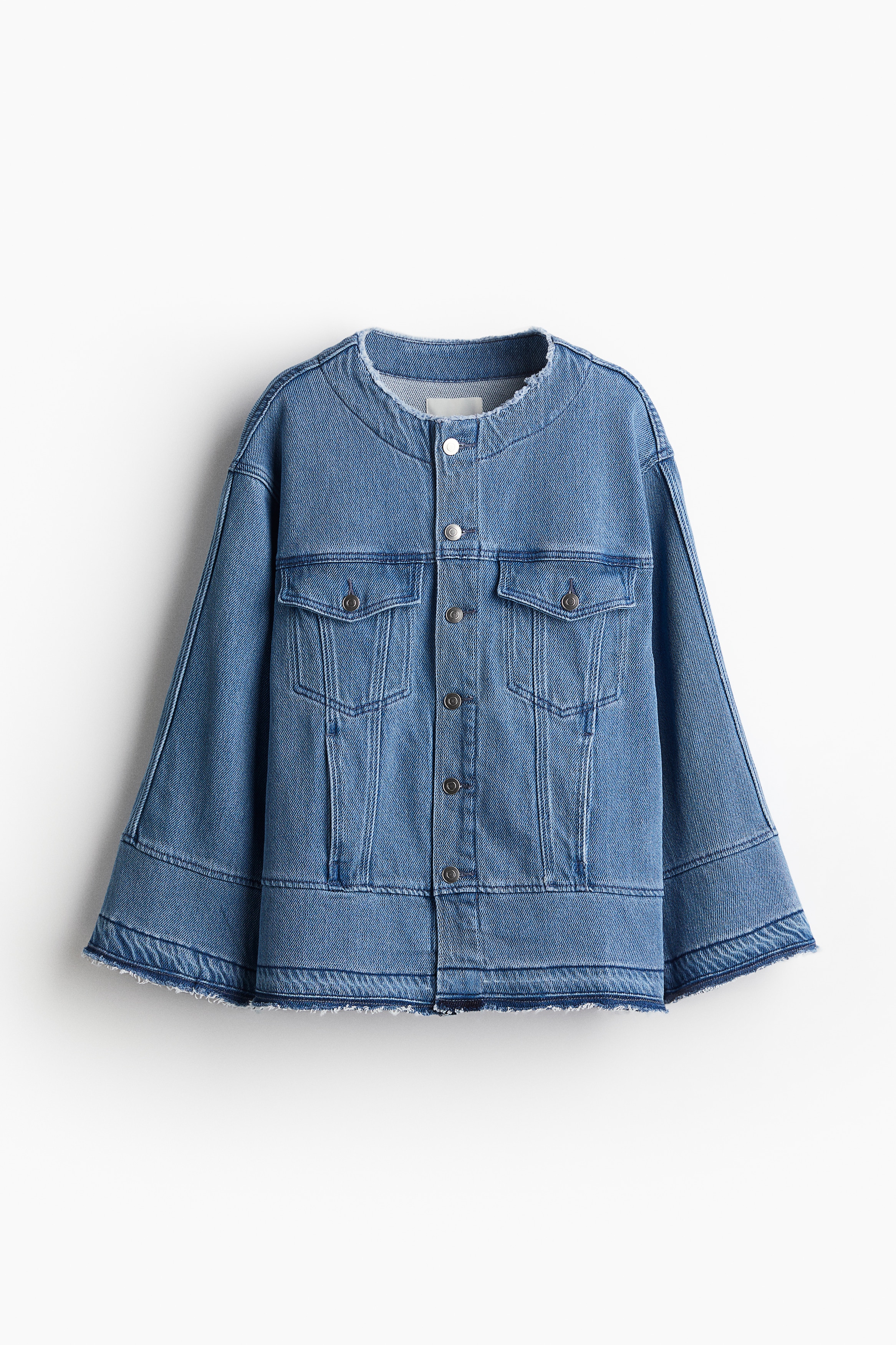 데님 소재의 라운드넥 재킷. 앞면 버튼 클로징. 드롭 숄더. 뒷면 요크 디테일. 버튼으로 여닫는 가슴 플랩포켓. 옆면 히든 포켓. 올이 풀린 듯한 옷단. 이미지