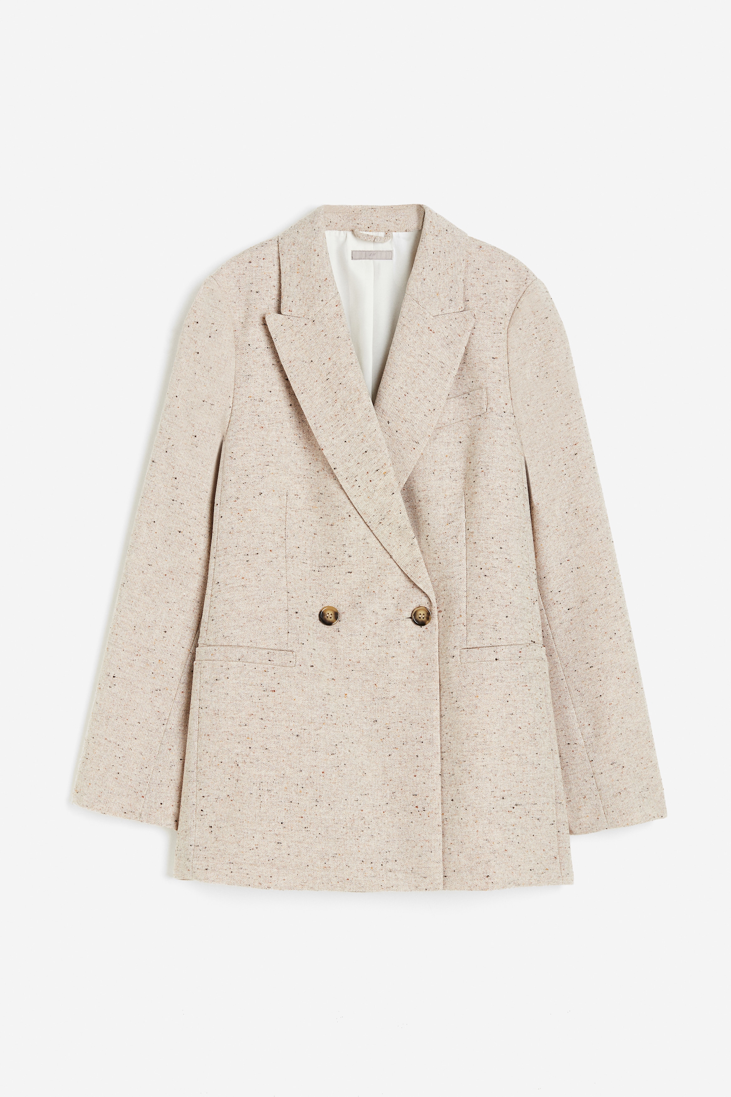 오버사이즈 스타일의 더블 브레스티드 재킷. 와이드한 피크트 라펠. 앞면 버튼. 소맷단 버튼 장식. 가슴과 앞면 웰트포켓. 뒷트임. 안감 부착. 이미지