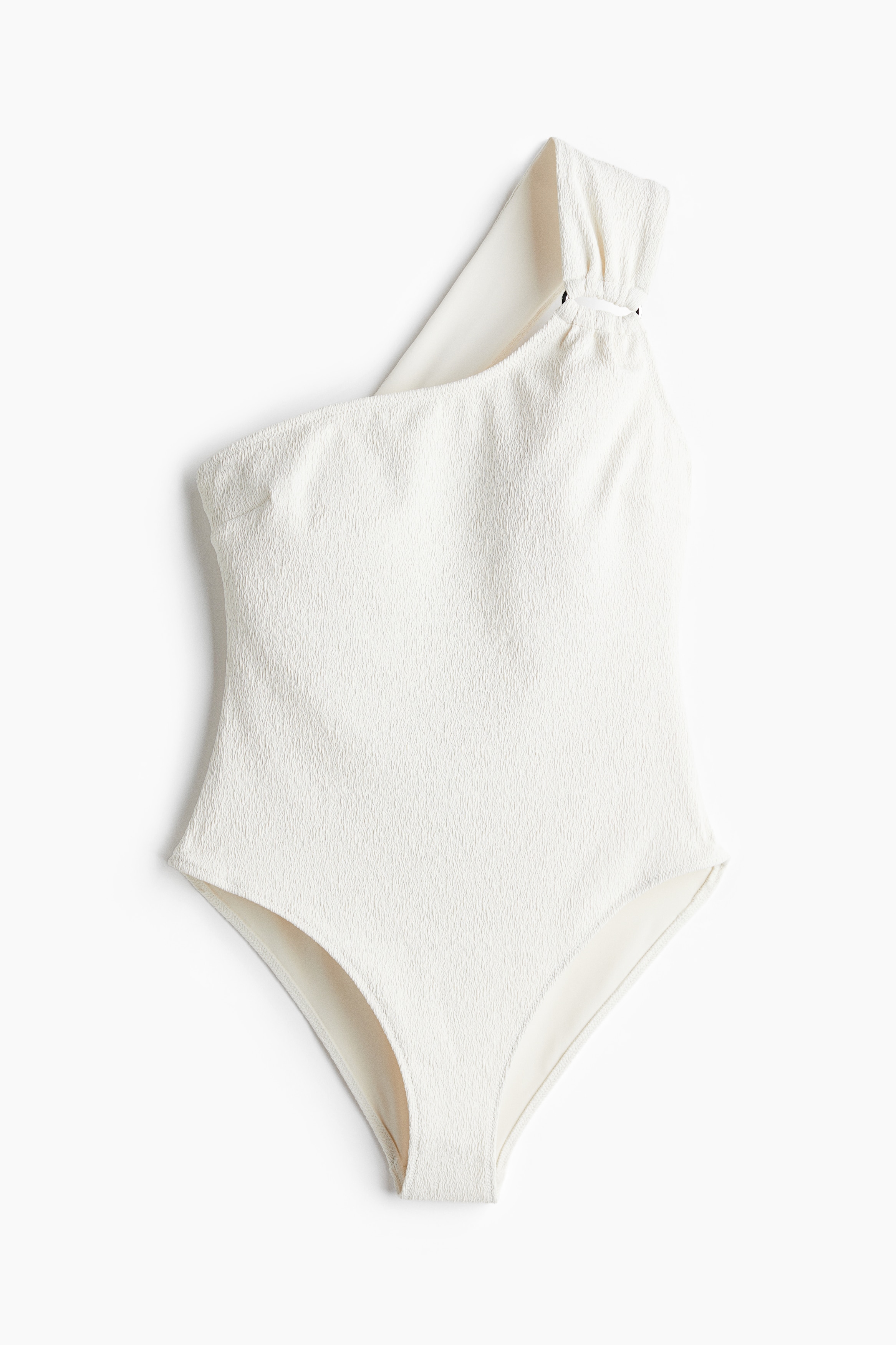 전체적으로 안감처리된 텍스처 소재의 원숄더 수영복. 비대칭 네크라인. 한쪽 어깨의 와이드한 스트랩 앞면에 금속 디테일이 있음. 가슴 라인을 살려주며 탄탄하게 서포트해주는 탈부착식 캡이 내장된 컵. 힙 부분이 기본형으로 커버됨. 이미지