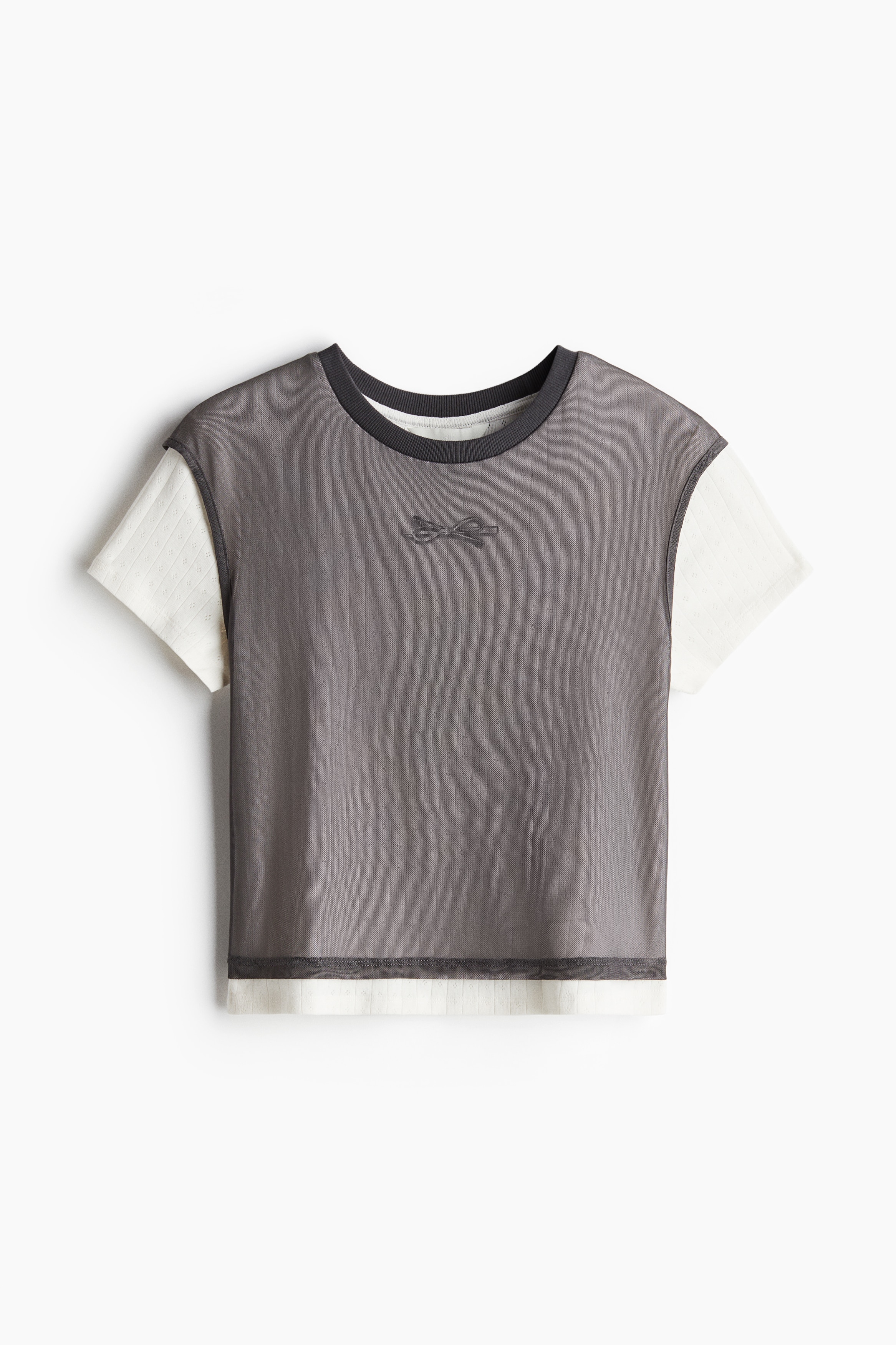 앞면에 프린트 장식이 있는 리브드 저지 소재의 크루넥 티셔츠. 메쉬 소재의 캡소매 탑이 레이어링됨. 이미지