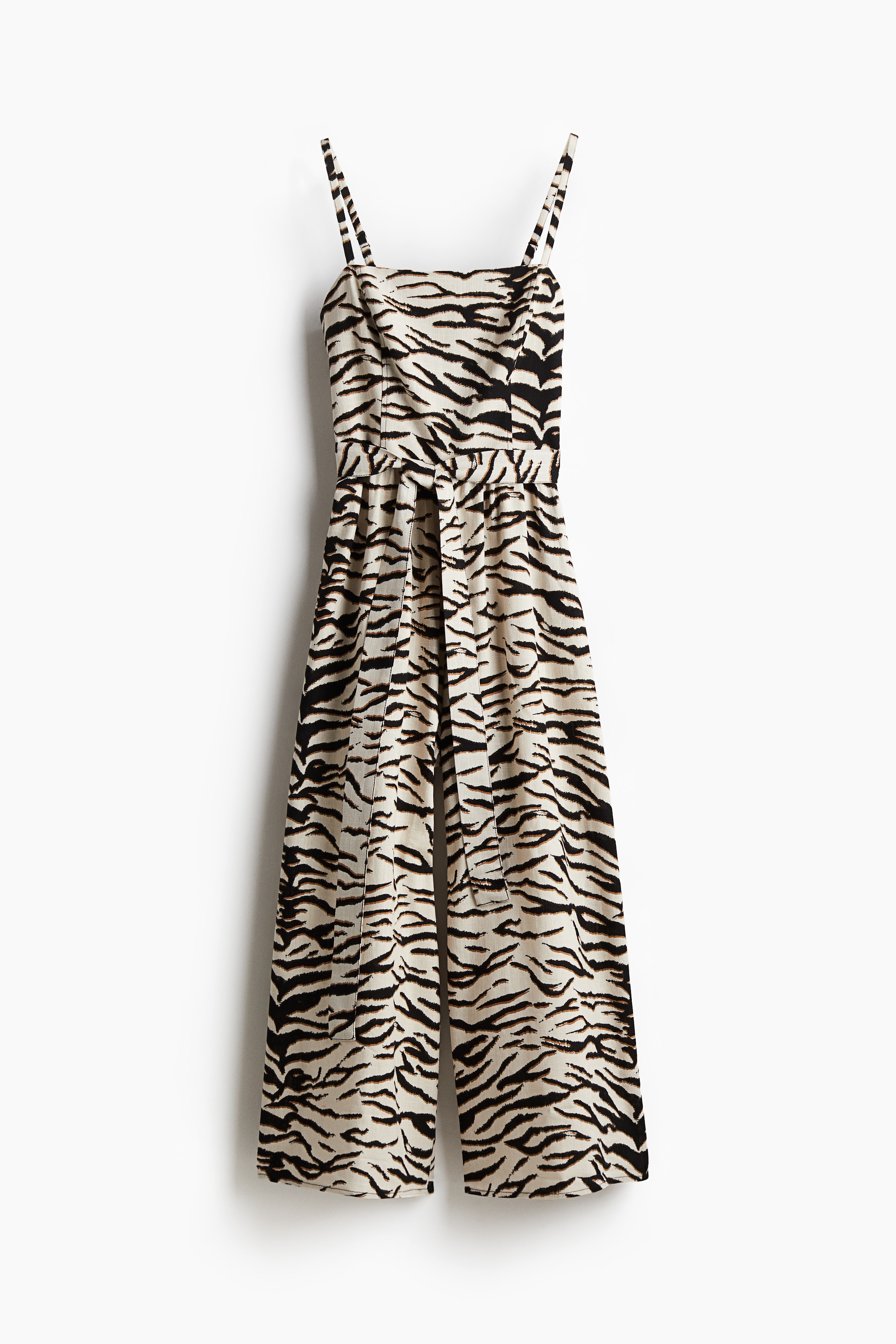 리넨을 함유한 가벼운 소재의 점프수트. 9부 레그. 피트되는 상단. 스퀘어넥. 길이 조절 가능한 가느다란 어깨 스트랩. 와이드한 뒷면 스모킹 주름 디테일. 한쪽 옆면의 히든 지퍼와 후크 클로징. 털부착식 끈 벨트를 두른 디자인. 와이드 레그. 이미지