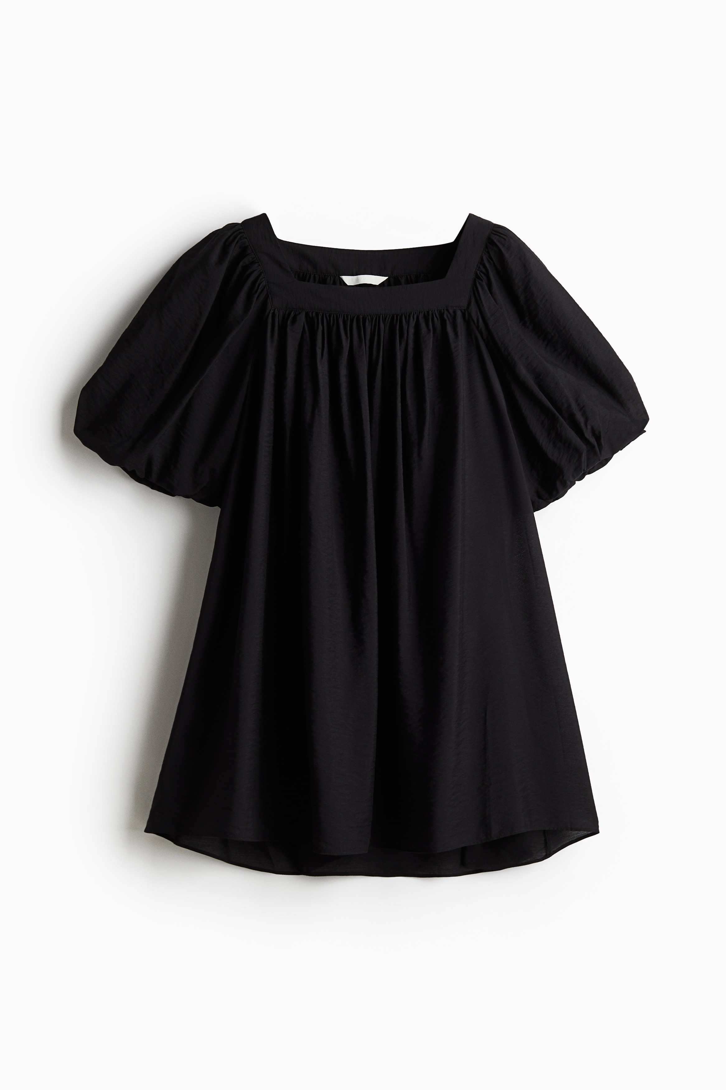 가벼운 소재의 루즈핏 원피스. 주름이 잡힌 스퀘어넥. 래글런 스타일의 5부 벌룬 소매. 가는 신축성 소맷단. 부분 안감 부착. 이미지