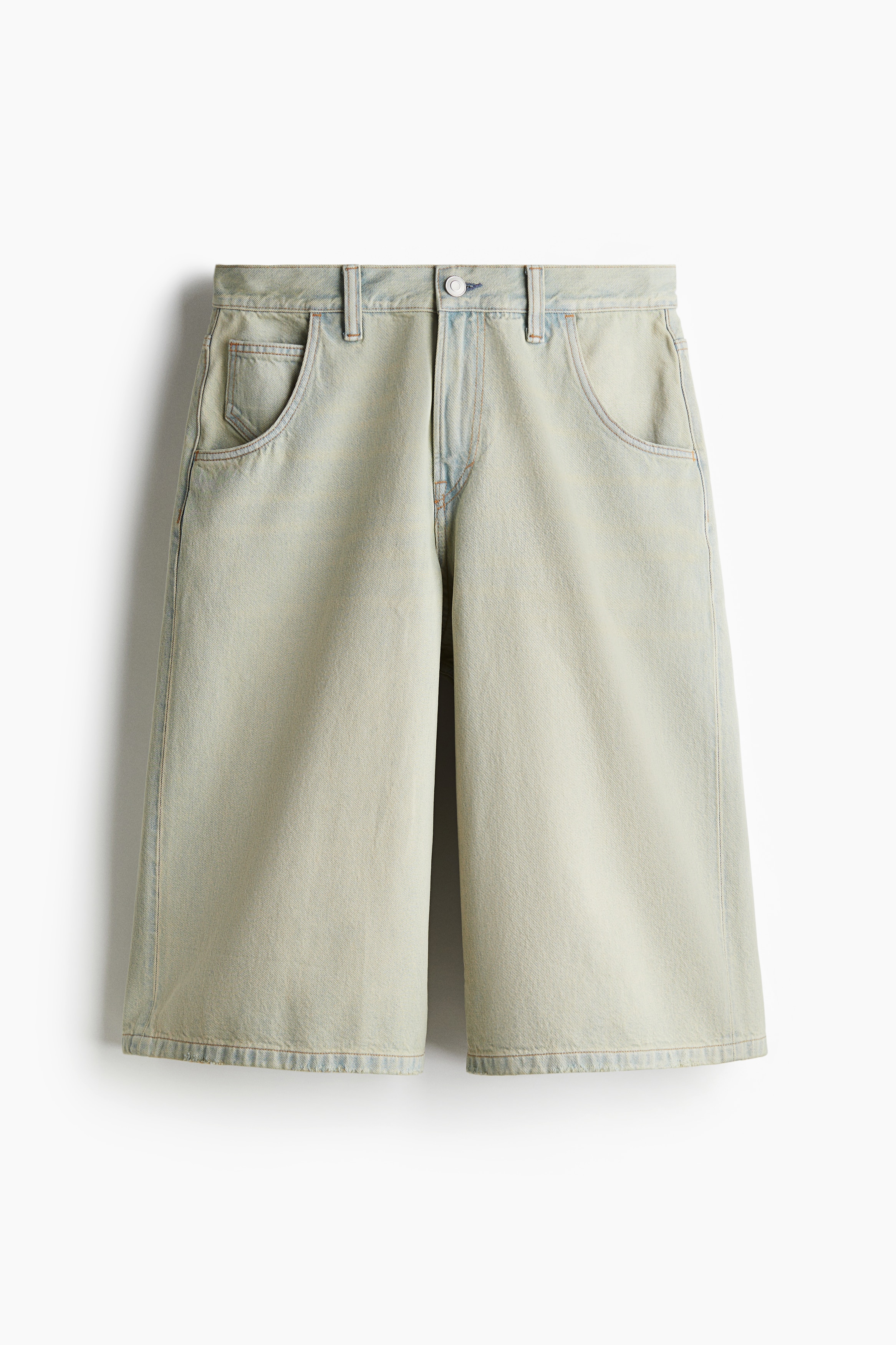 탄탄한 코튼 데님 소재의 5포켓 반바지. 힙부터 하단까지 배기핏으로 떨어지며, 허벅지 부분이 매우 넉넉한 라운드 레그. 레귤러 웨이스트. 지퍼 플라이. 이미지