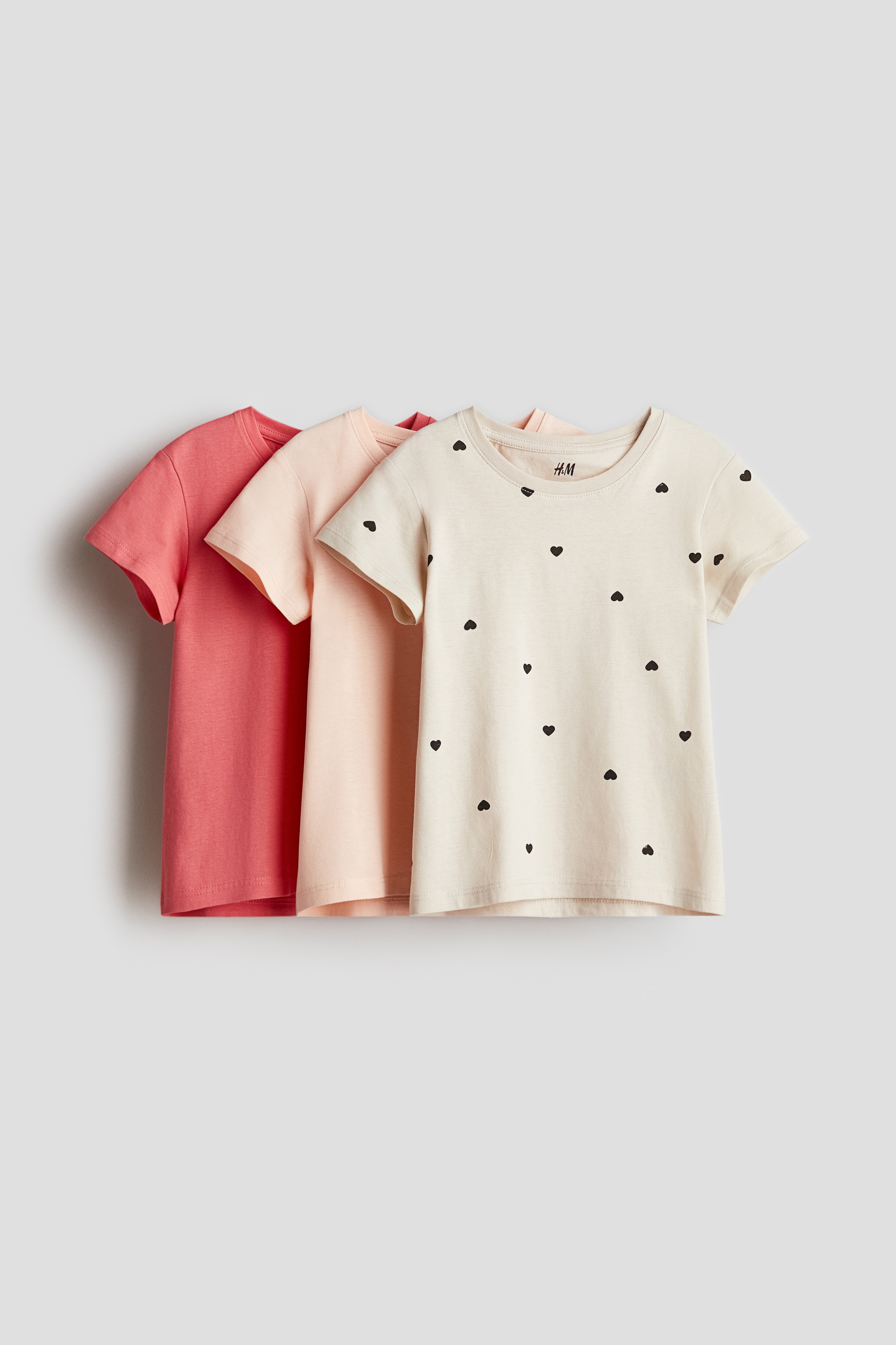 부드러운 코튼 저지 소재의 반소매 탑 세트. 단처리된 라운드 네크라인. 세미 드롭 숄더. 이미지