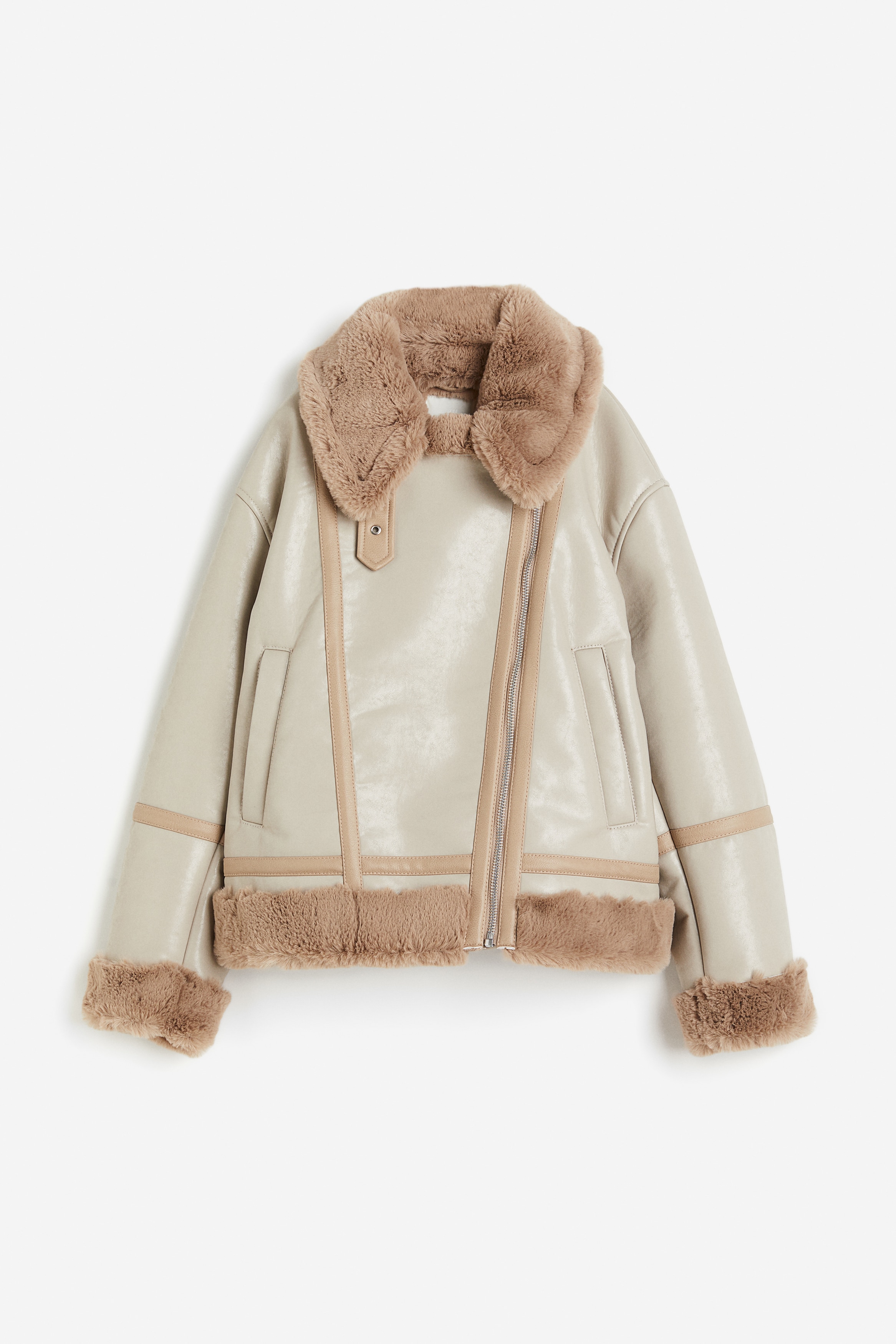 코팅처리된 소재의 바이커 재킷. 파일로 마감된 칼라 부분에 탭과 금속 버클이 있음. 사선 방향의 지퍼 클로저. 옆면 웰트포켓. 세미 드롭 숄더. 긴소매. 접어올린 소맷단이 파일로 마감됨. 스트레이트 헴라인. 파일 안감 부착. 이미지