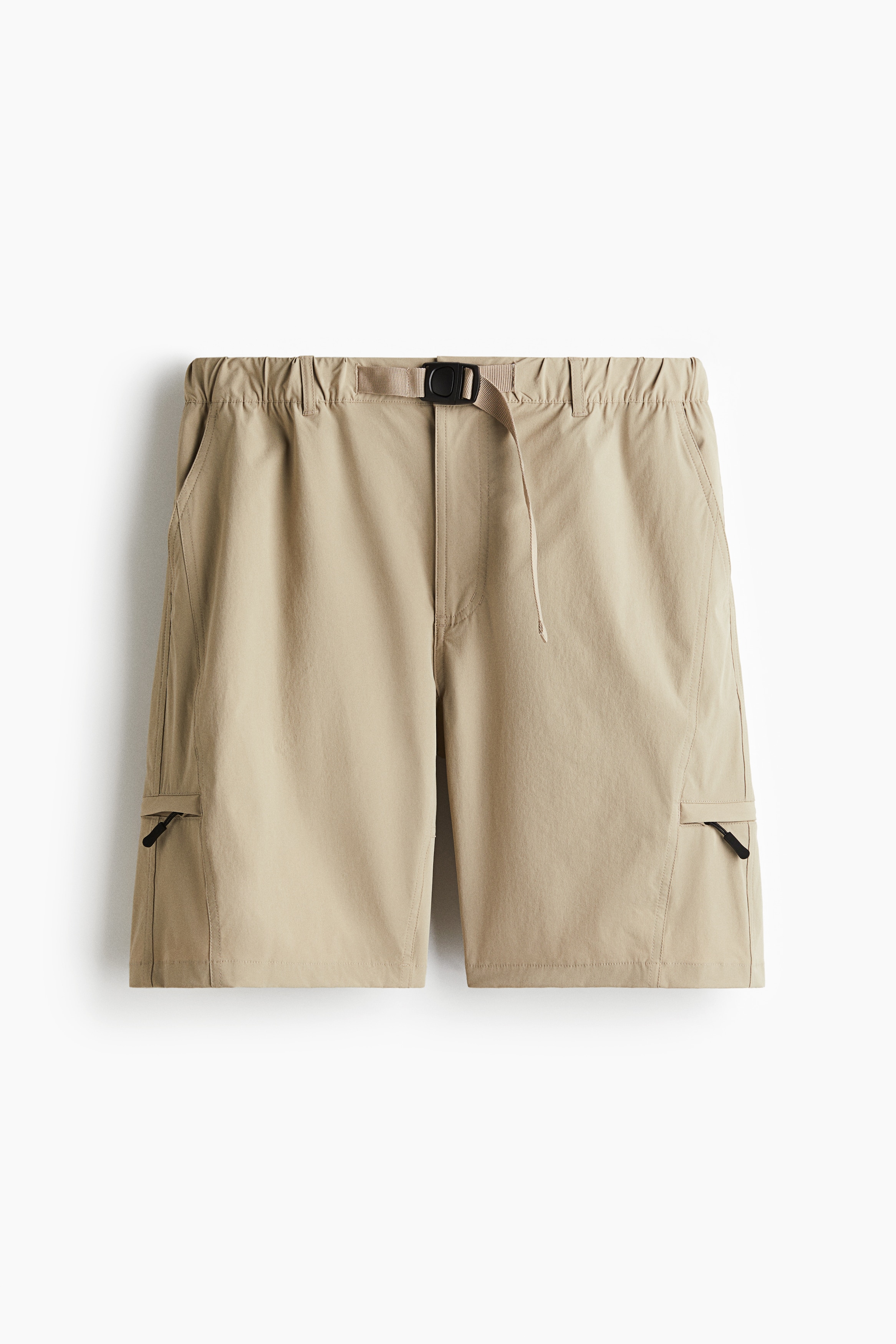 나일론 소재의 반바지. 신축성 허릿단. 지퍼와 버튼 클로저. 플라스틱 버클이 있는 그로그랭 벨트. 사선 방향의 옆면 포켓. 다리 지퍼 포켓. 넉넉하지만 오버사이즈보다는 약간 피트되는 루즈핏 실루엣. 이미지