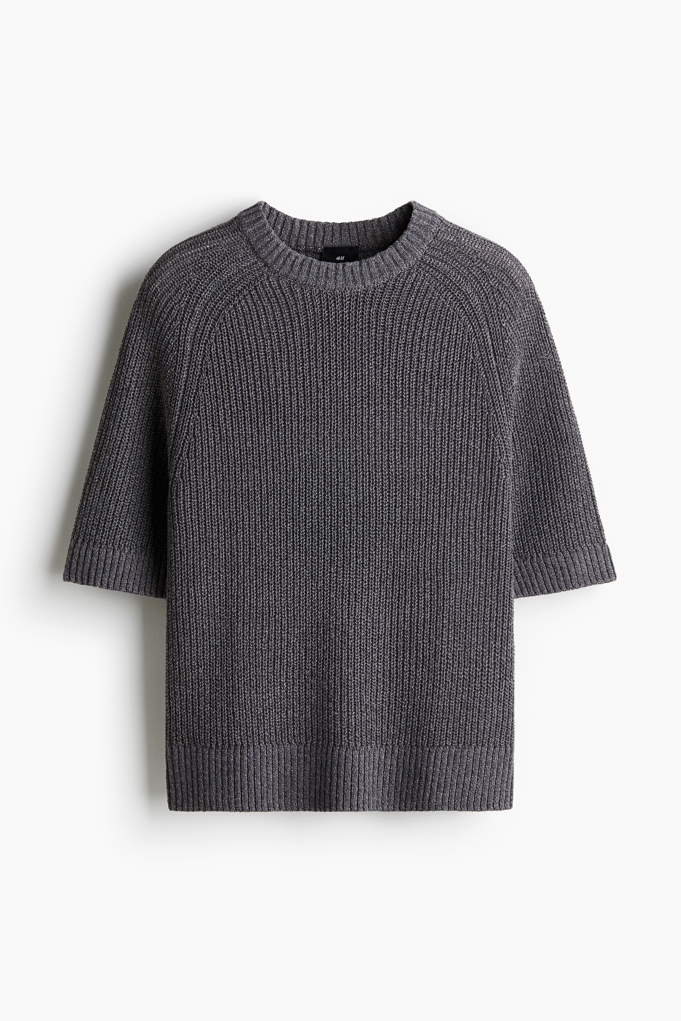 코튼이 혼방된 부드러운 니트 소재의 스웨터. 래글런 스타일의 반소매. 리브드 트리밍. 착용감이 편안하고 클래식한 레귤러핏 실루엣. 이미지