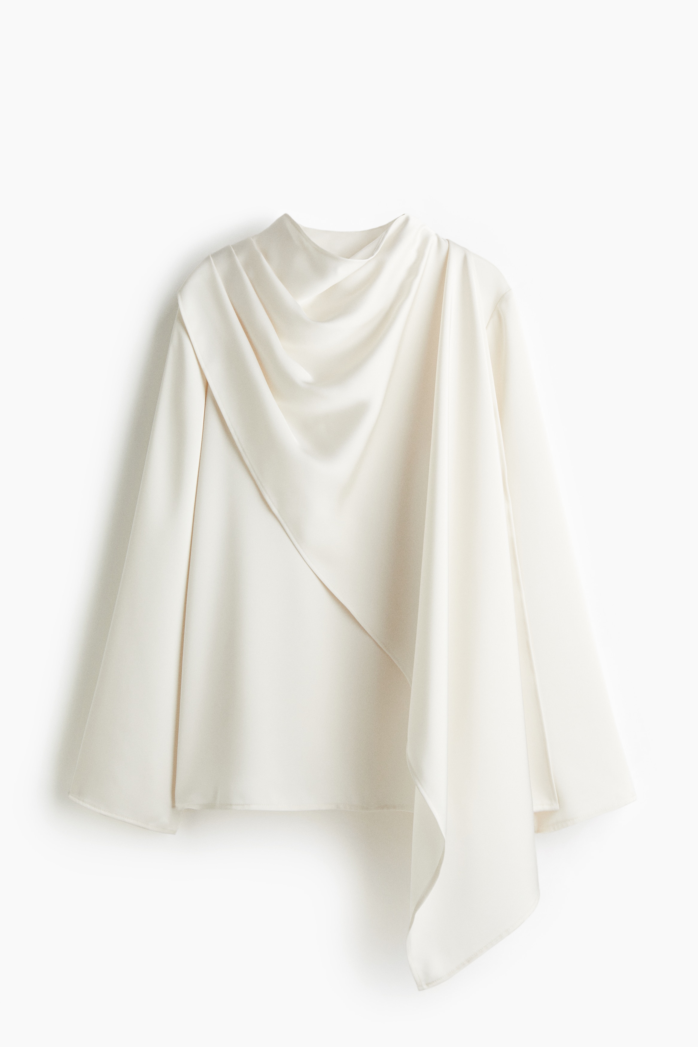 광택성 새틴 소재의 블라우스. 스탠드 칼라. 앞면에 드레이핑되는 숄 디테일. 긴소매. 목 뒷면에 키홀 트임과 커버드 버튼이 있음. 이미지
