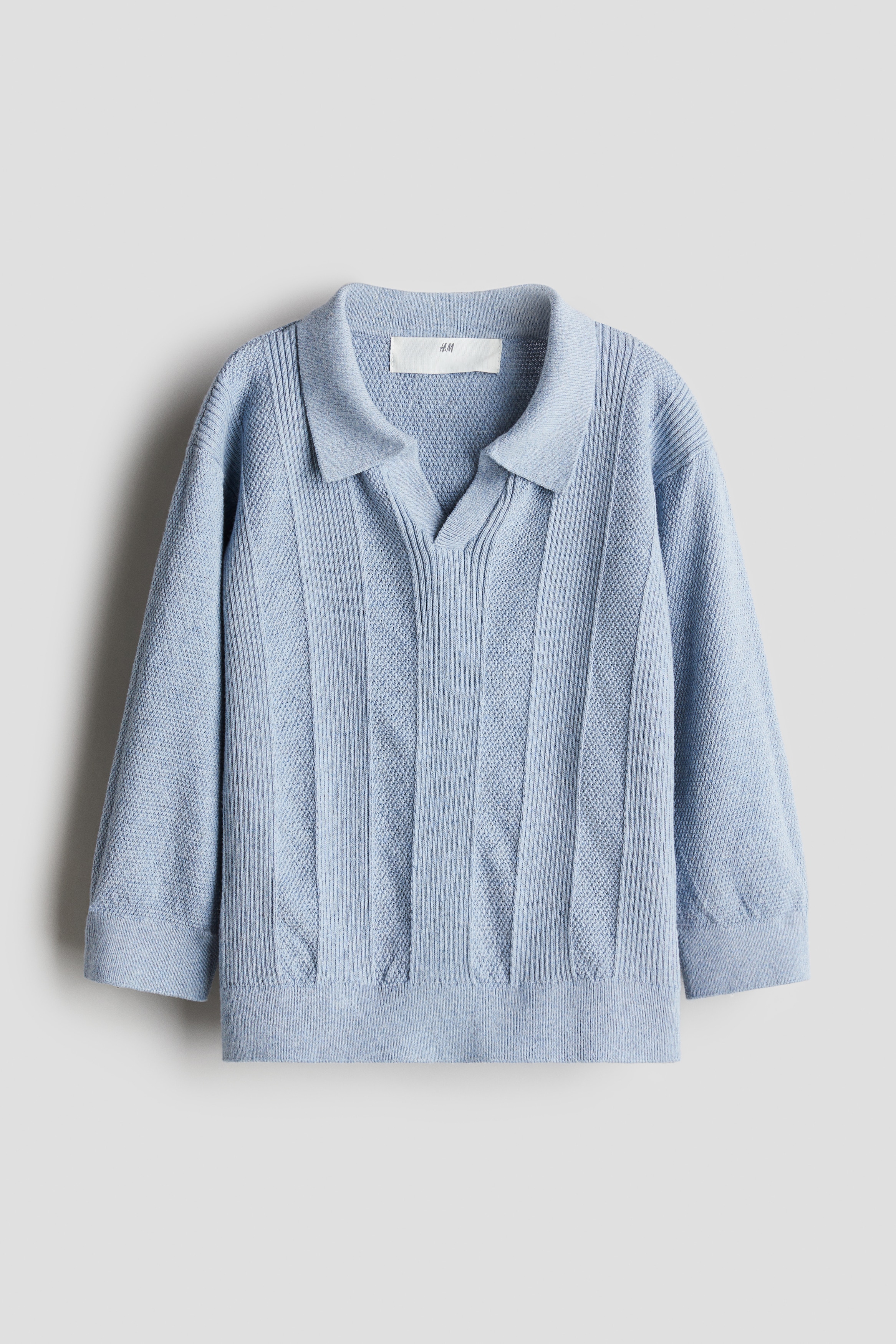 텍스처가 있는 파인니트 소재의 스웨터. 리브드 칼라가 있는 V넥 디자인. 드롭 숄더. 긴소매. 리브드 소맷단과 아랫단. 이미지