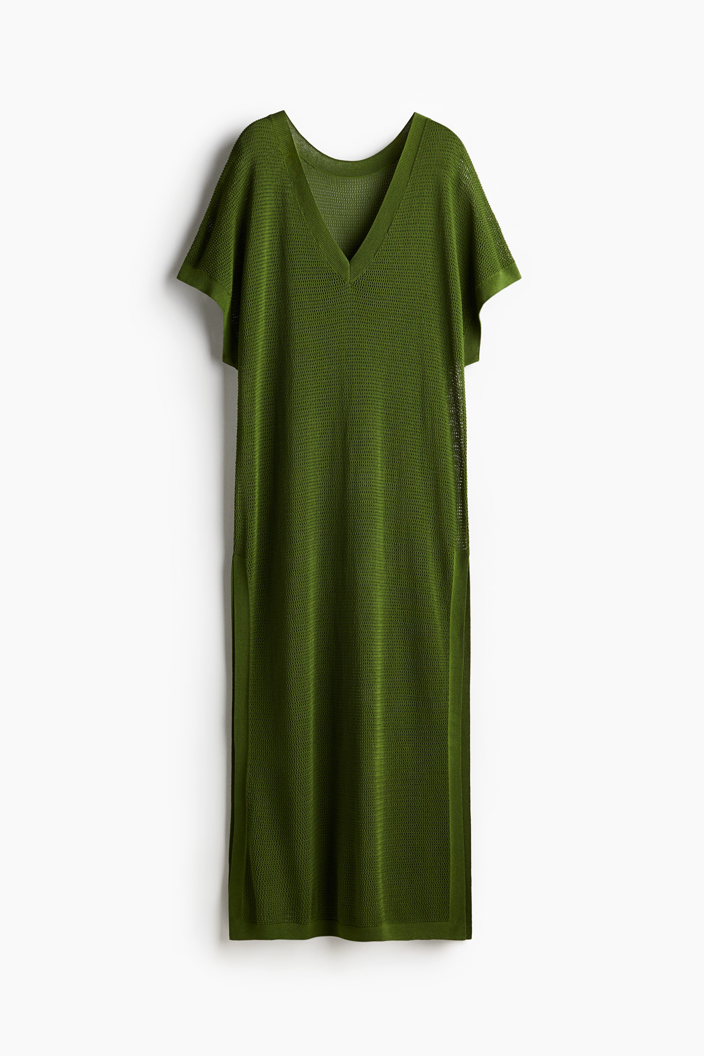 부드러운 포인텔 니트 소재의 롱 비치 원피스. 루즈핏. V넥, 반소매. 옆면 하단에 긴 트임이 있는 스트레이트 헴라인. 이미지1