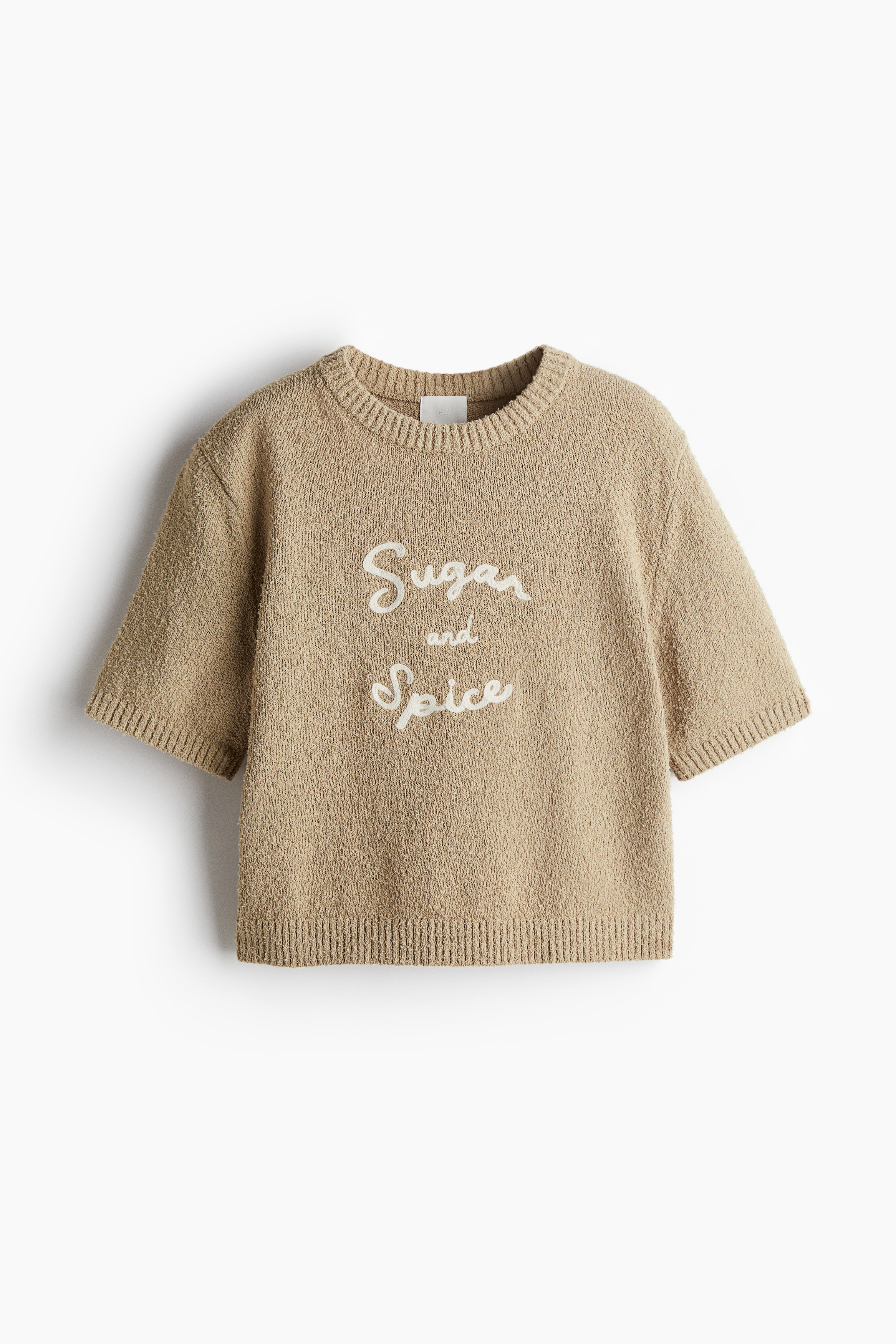 앞면에 자수 장식이 있는 부드러운 니트 소재의 스웨터. 라운드넥. 반소매. 리브드 트리밍. 이미지