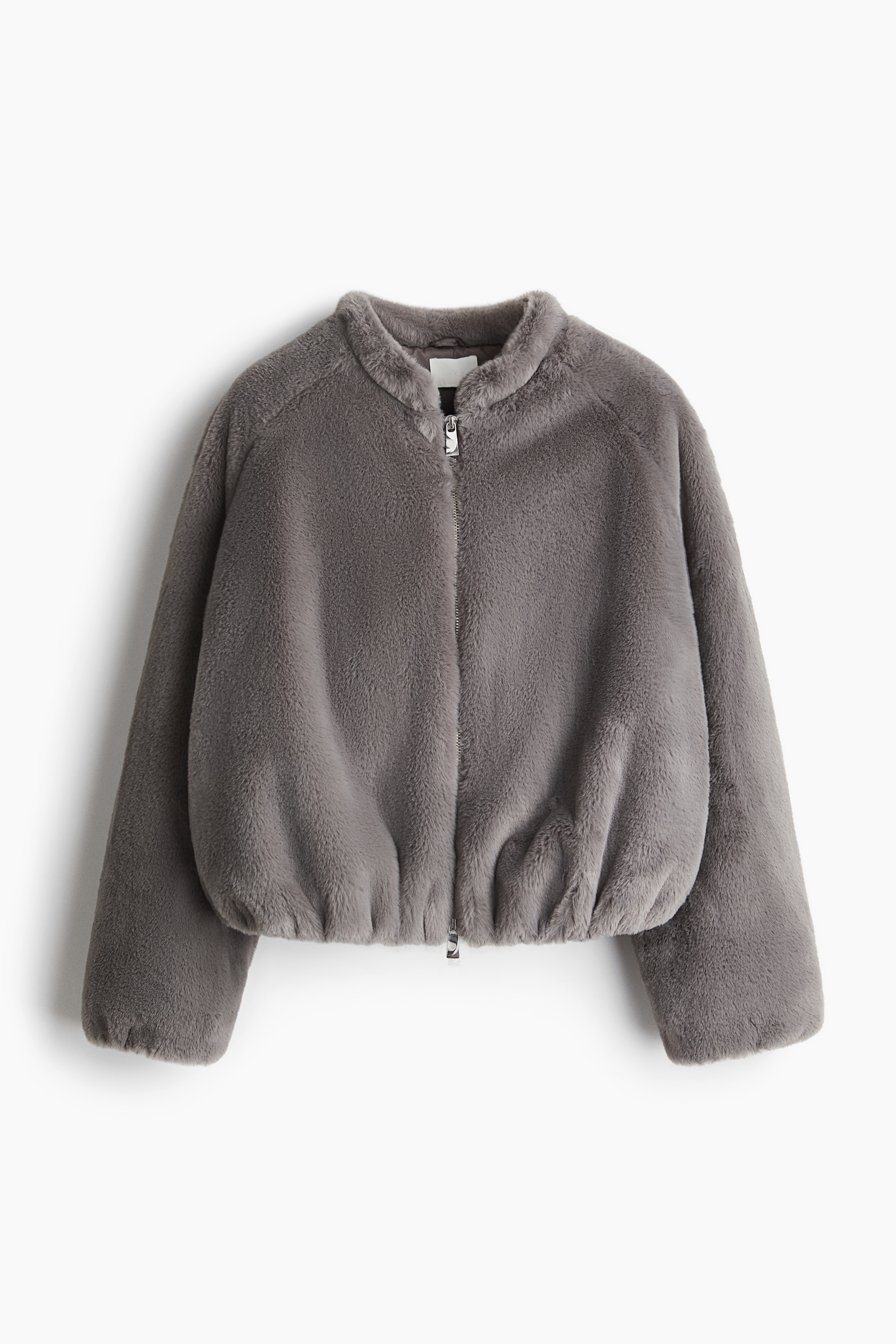 부드럽고 폭신한 패브릭 소재의 하프넥 재킷. 앞면 투웨이 지퍼 클로저. 래글런 스타일. 소맷단 히든 밴딩. 버블 헴라인이 연출하는 풍성한 실루엣. 안감 부착. 이미지