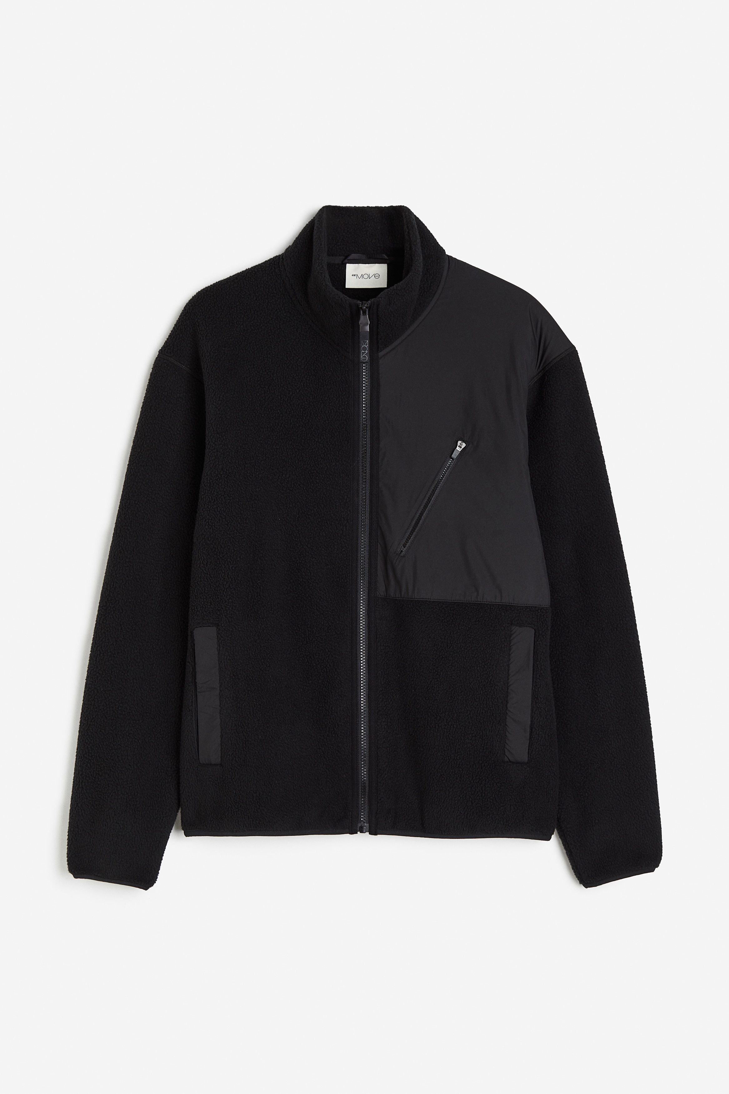 보온성 미드 레이어로도 착용할 수 있는 부드러운 테디 소재의 재킷. 일부분이 나일론으로 마감됨. 루즈핏. 하이넥. 앞면 지퍼 클로저. 세미 드롭 숄더. 긴소매. 사선 방향의 가슴 지퍼 포켓. 옆면 웰트포켓. 신축성 소맷단과 아랫단. 안감 생략. 이미지