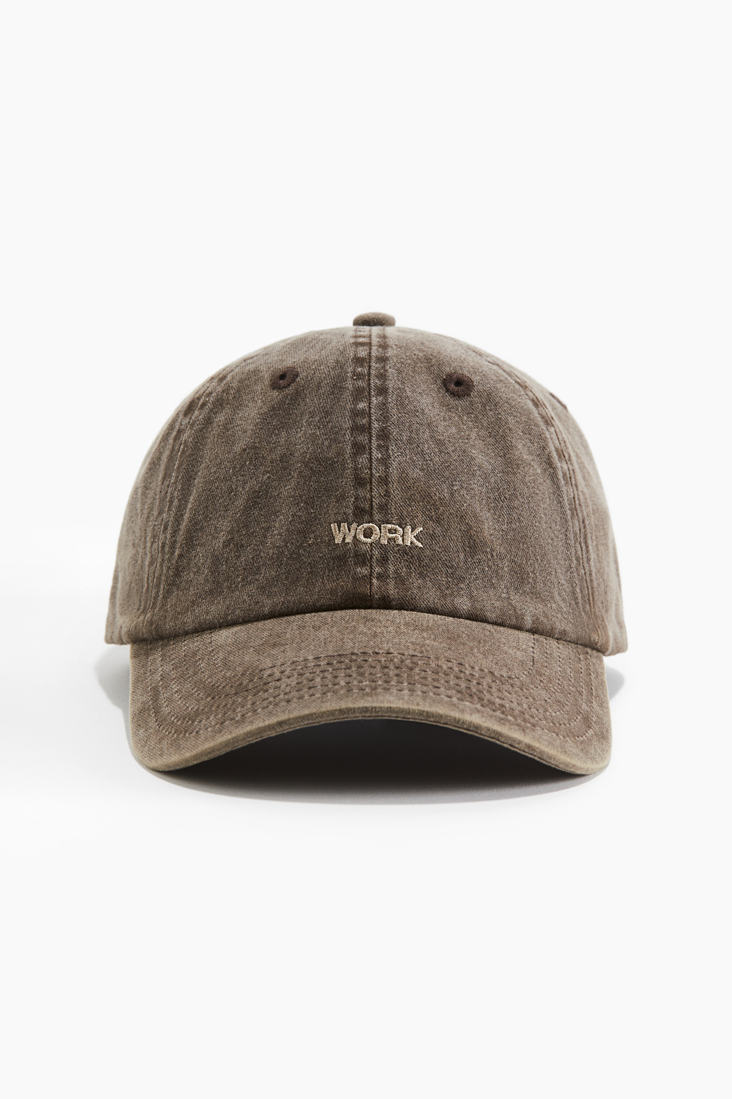 앞면에 자수 장식이 있는 코튼 트윌 소재의 캡. 자수로 마감된 상단 아일릿. 뒷면 탭과 금속 버클로 핏을 조절하는 스타일. 코튼 스웨트밴드 부착. 이미지