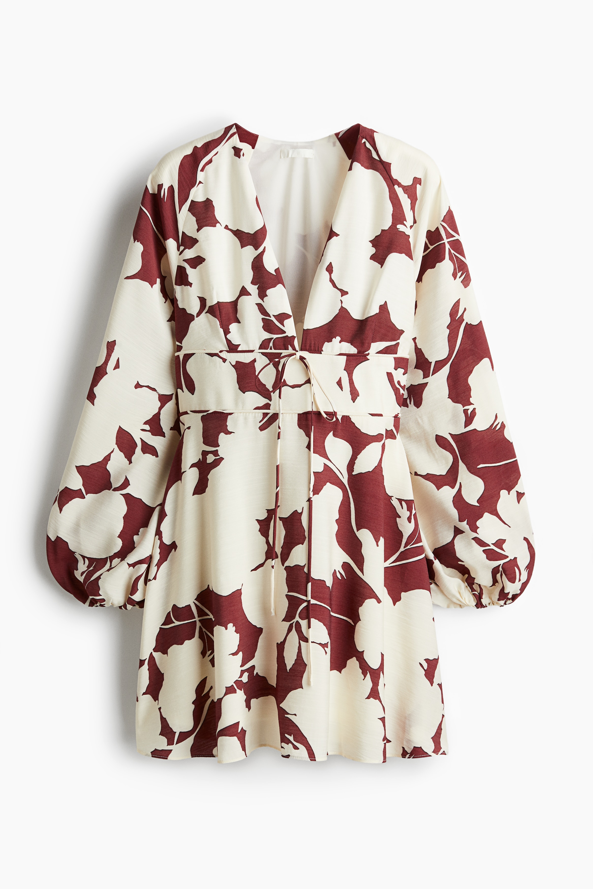 V자로 깊게 파인 네크라인의 미니 원피스. 한쪽 옆면 히든 지퍼. 래글런 스타일의 긴 벌룬 소매. 신축성 소맷단. 파이핑 디테일과 앞면에 가느다란 끈이 있는 허릿단이 피트된 디자인. 하단이 플레어 라인으로 마감됨. 저지 안감 부착. 이미지