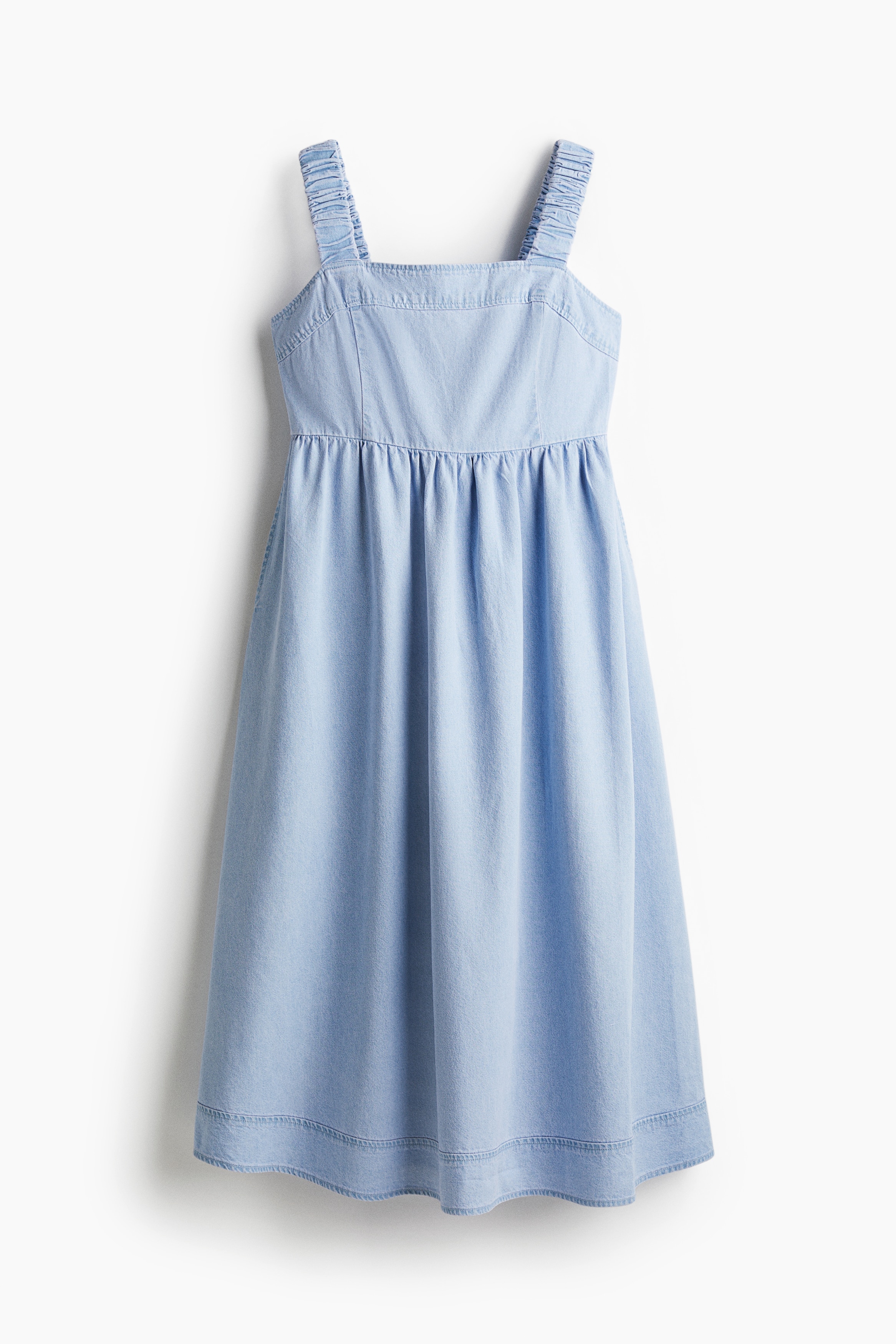 부드러운 코튼 데님 소재의 미디 원피스. 스트레이트 네크라인. 와이드한 신축성 어깨 스트랩. 스모킹 주름이 잡히 뒷면. 주름이 잡힌 허리 솔기 아래는 플레어 라인으로 마감됨. 옆면 히든 포켓. 이미지