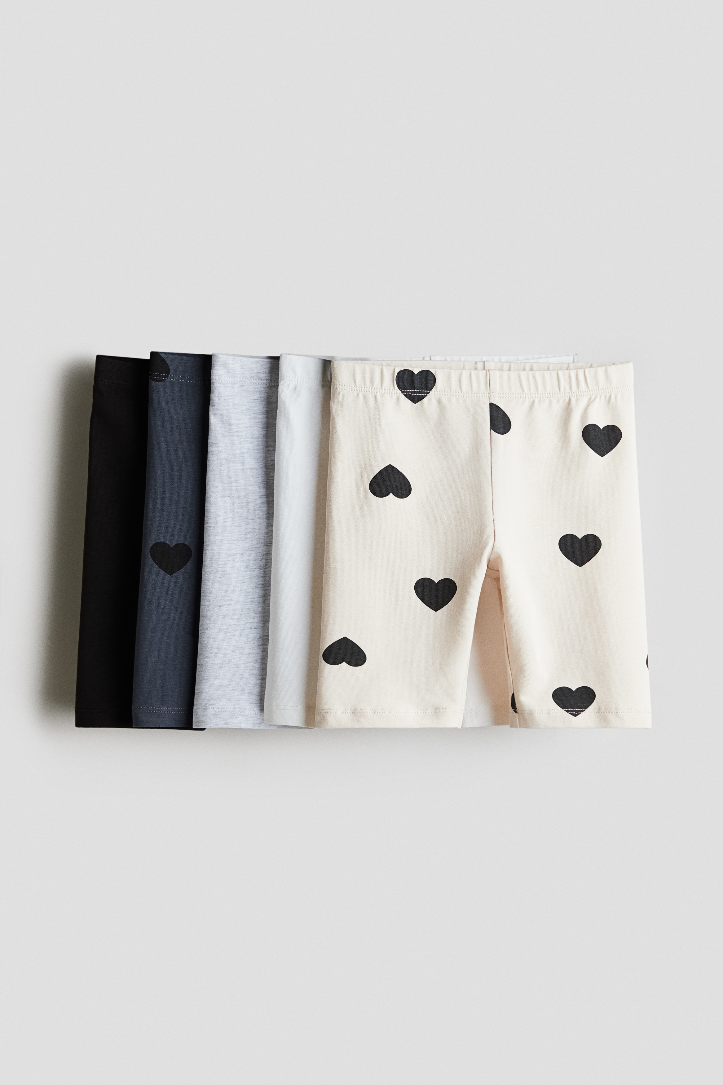 부드러운 코튼 저지 소재의 사이클링 반바지 세트. 신축성 허릿단. 이미지